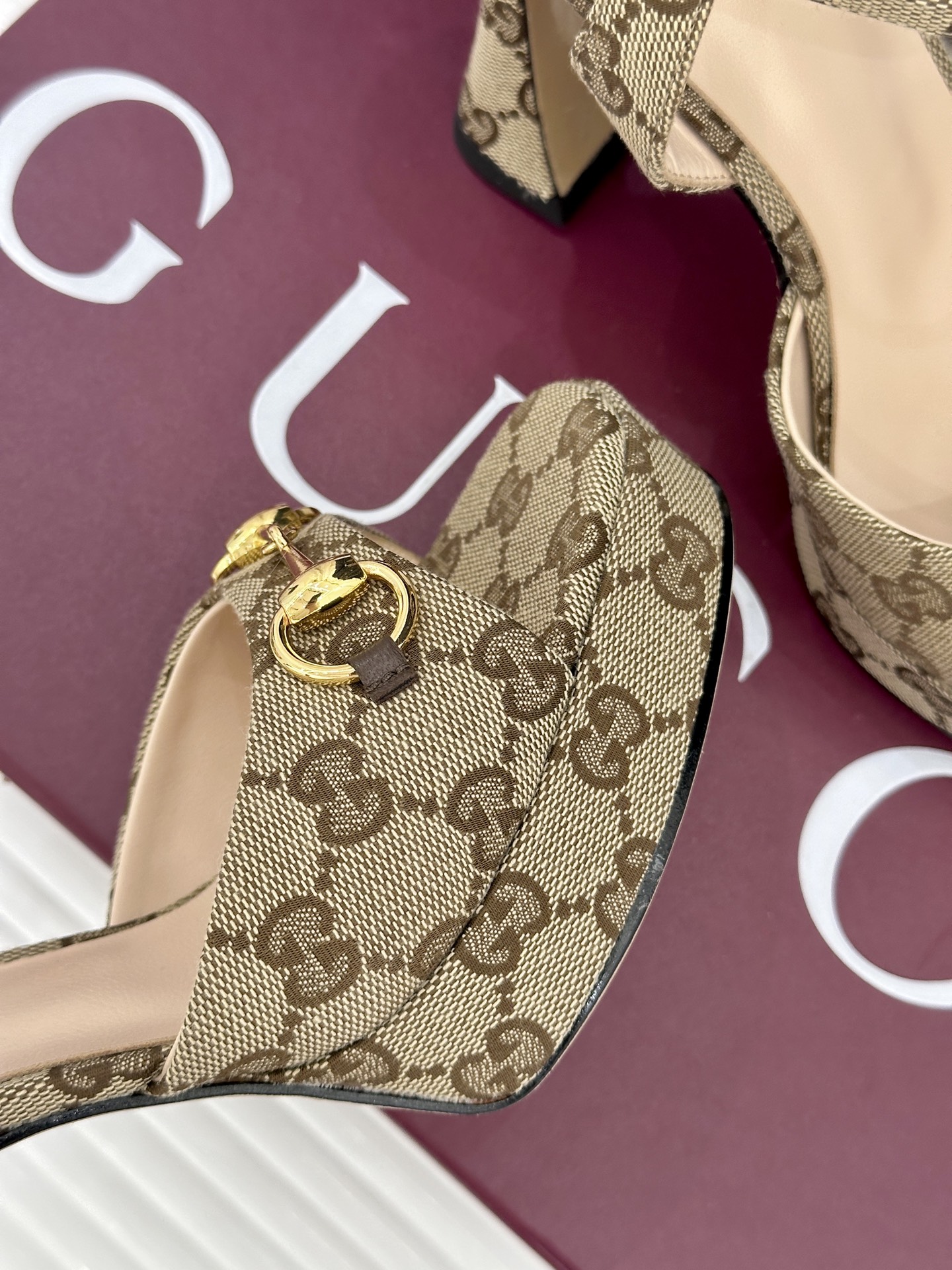 Gucci/古驰26WF新品马衔扣鱼嘴防水台细跟高跟凉鞋演绎复古奢华与现代气场的融合之作。标志性金属马衔