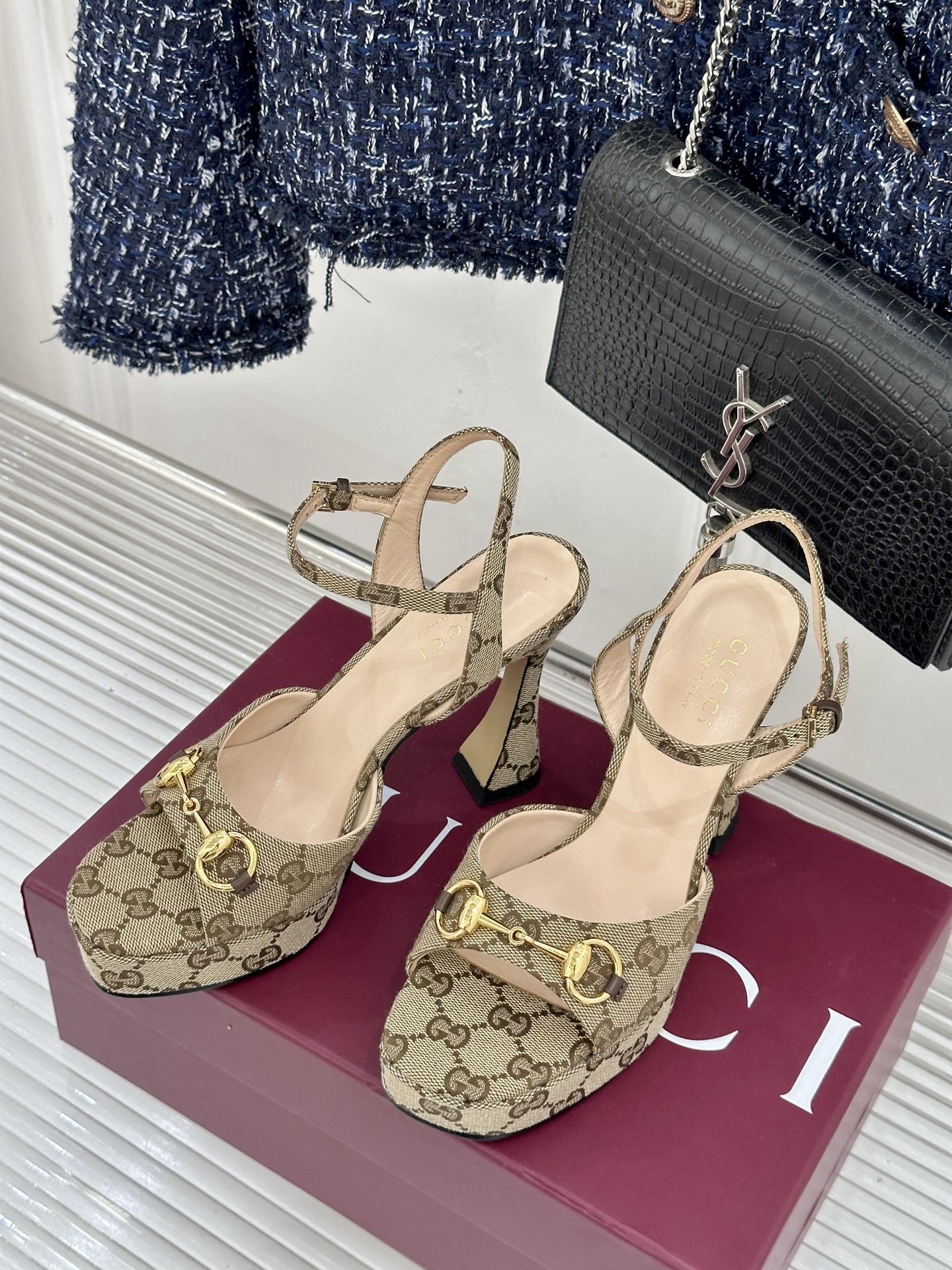 Gucci/古驰26WF新品马衔扣鱼嘴防水台细跟高跟凉鞋演绎复古奢华与现代气场的融合之作。标志性金属马衔