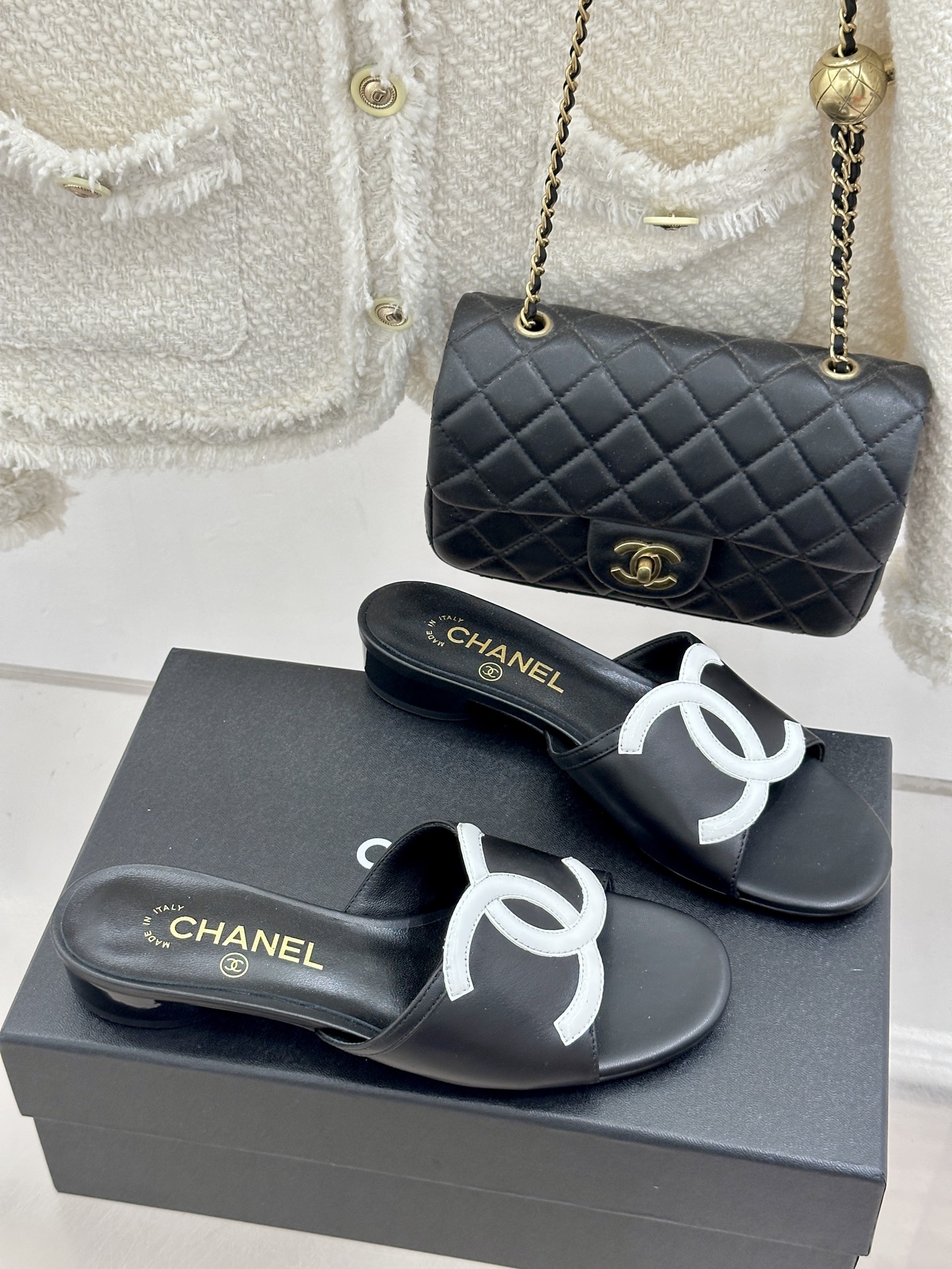 CHANE* ｜小香26S大双C拖鞋以极简轮廓重启法式优雅。标志性大双C设计 利落通透光影下尽显高级质感