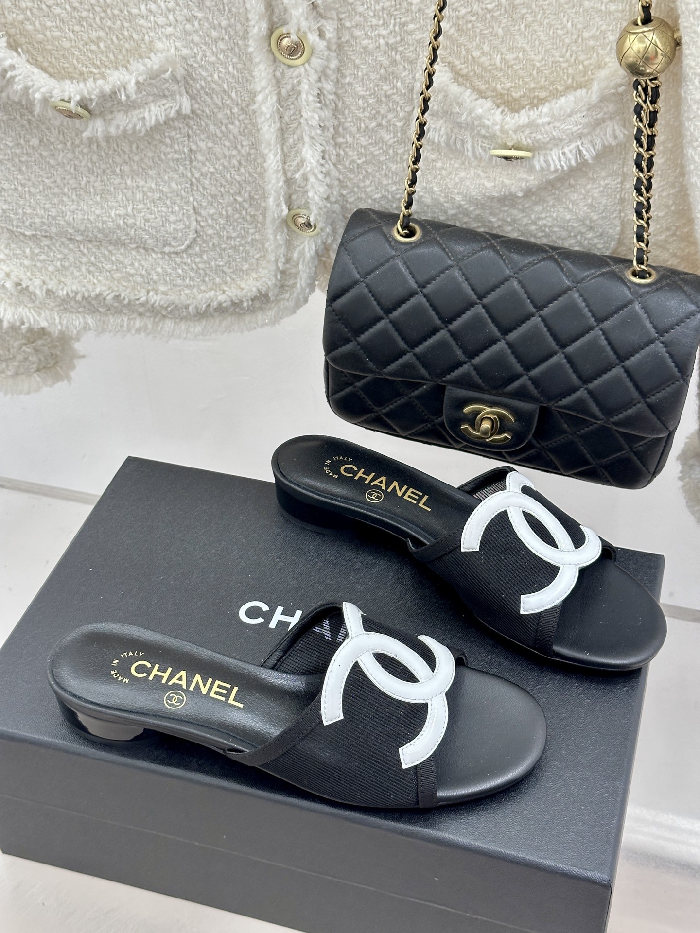 CHANE* ｜小香26S大双C拖鞋以极简轮廓重启法式优雅。标志性大双C设计 利落通透光影下尽显高级质感