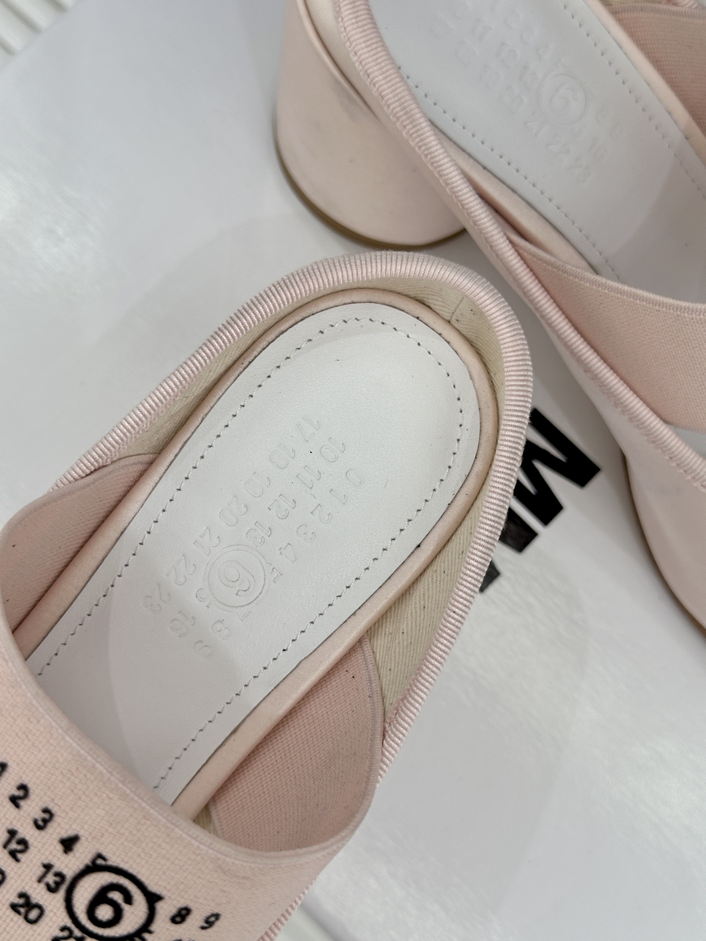 MaisonMargiela｜MM6马吉拉经典Jennie同款弹力带粗跟芭蕾舞半拖这款芭蕾风半拖自带轻奢