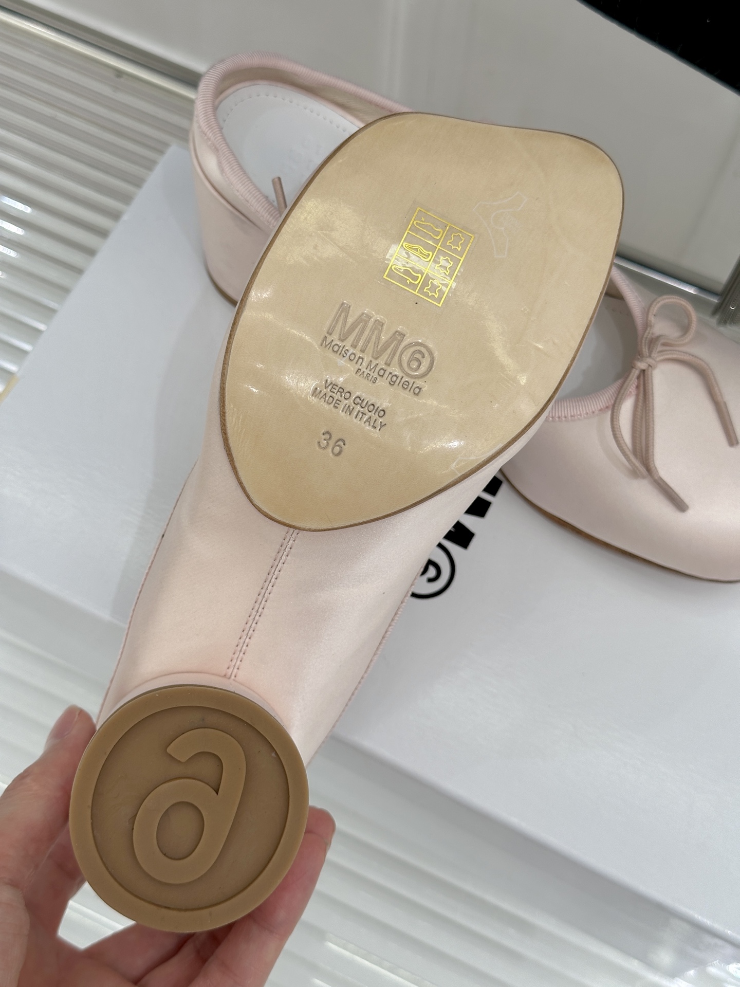 MaisonMargiela｜MM6马吉拉经典Jennie同款弹力带粗跟芭蕾舞半拖这款芭蕾风半拖自带轻奢