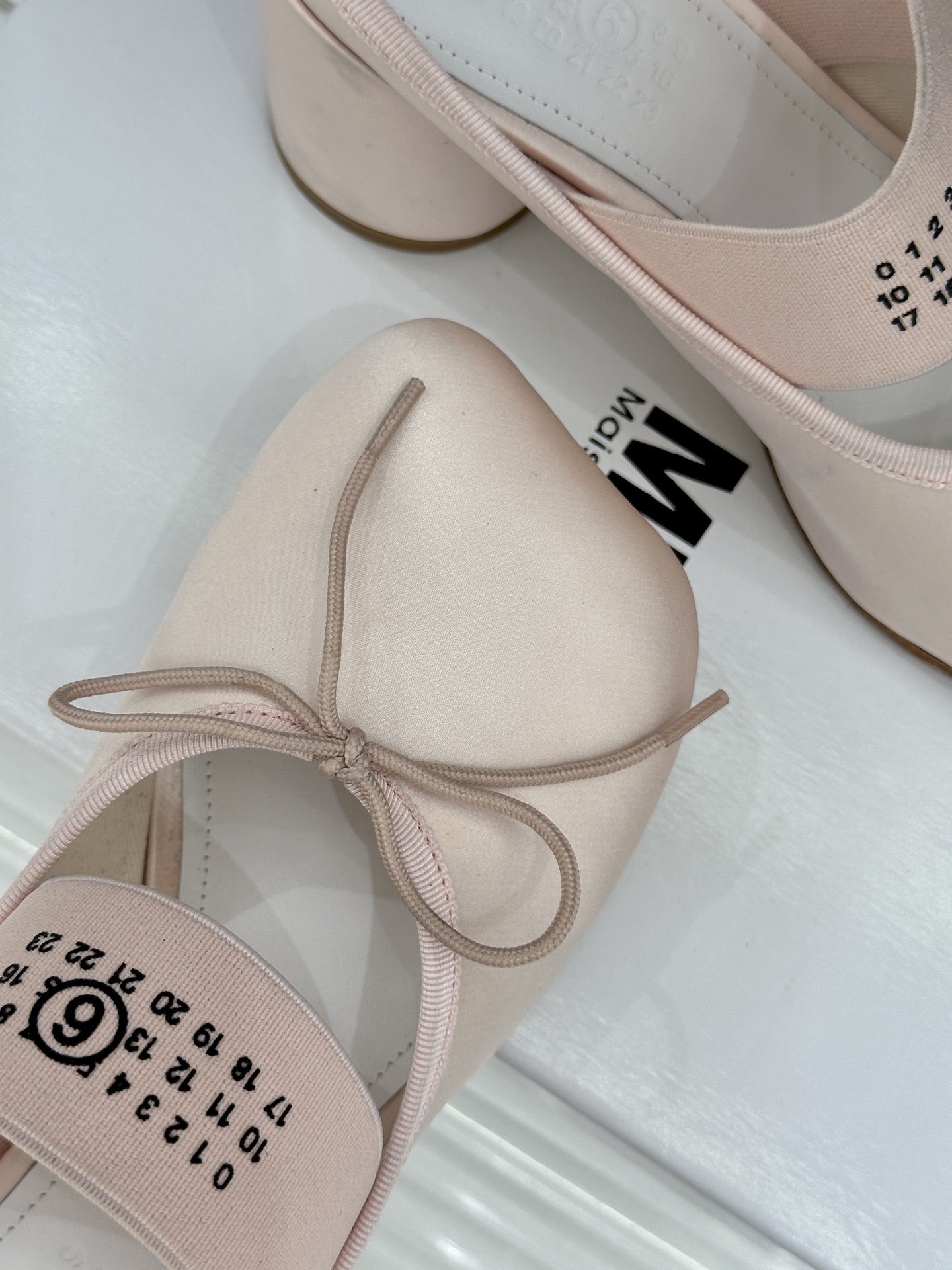 MaisonMargiela｜MM6马吉拉经典Jennie同款弹力带粗跟芭蕾舞半拖这款芭蕾风半拖自带轻奢