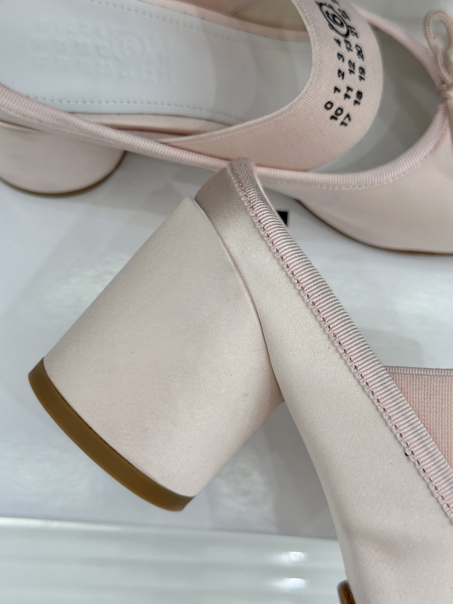 MaisonMargiela｜MM6马吉拉经典Jennie同款弹力带粗跟芭蕾舞半拖这款芭蕾风半拖自带轻奢
