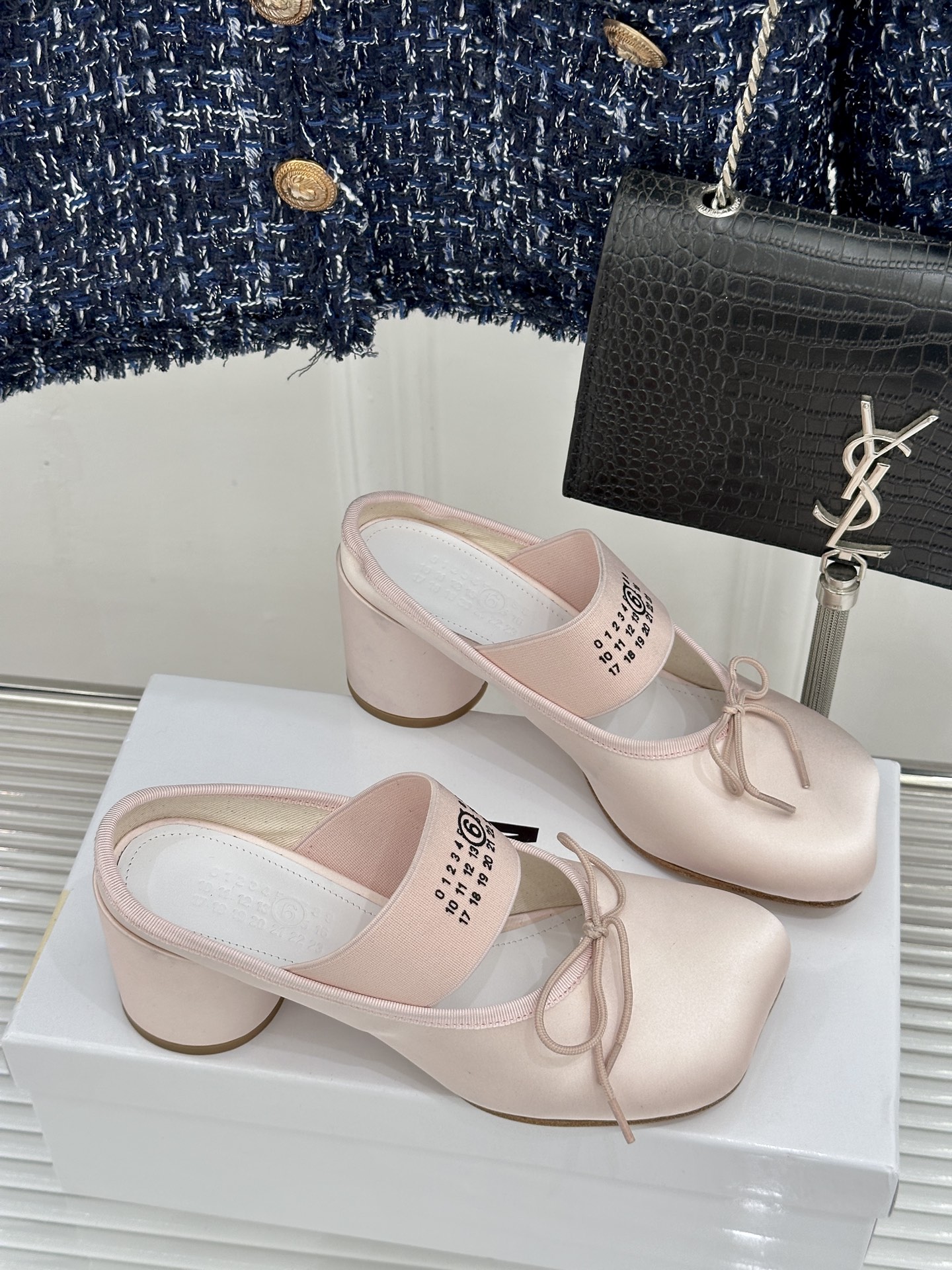 MaisonMargiela｜MM6马吉拉经典Jennie同款弹力带粗跟芭蕾舞半拖这款芭蕾风半拖自带轻奢
