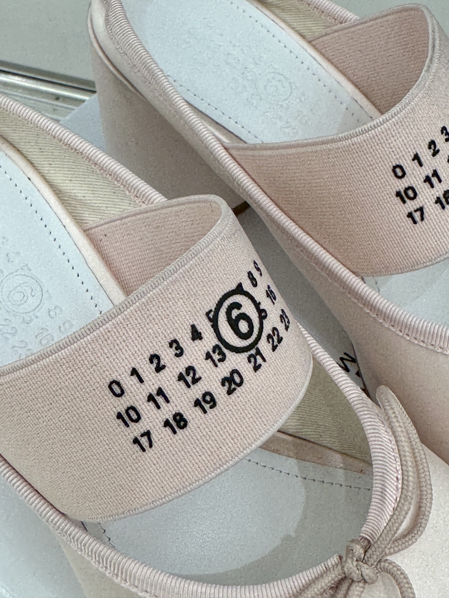 MaisonMargiela｜MM6马吉拉经典Jennie同款弹力带粗跟芭蕾舞半拖这款芭蕾风半拖自带轻奢