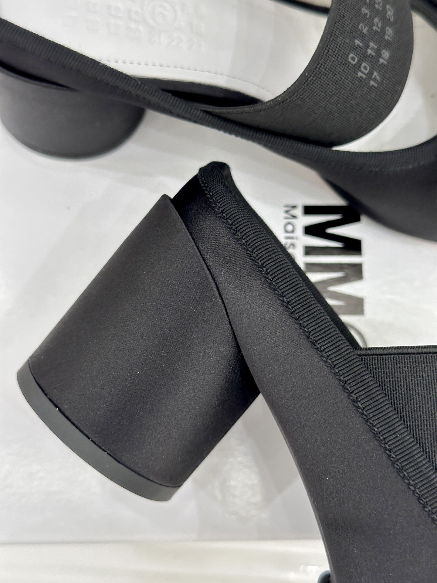 MaisonMargiela｜MM6马吉拉经典Jennie同款弹力带粗跟芭蕾舞半拖这款芭蕾风半拖自带轻奢