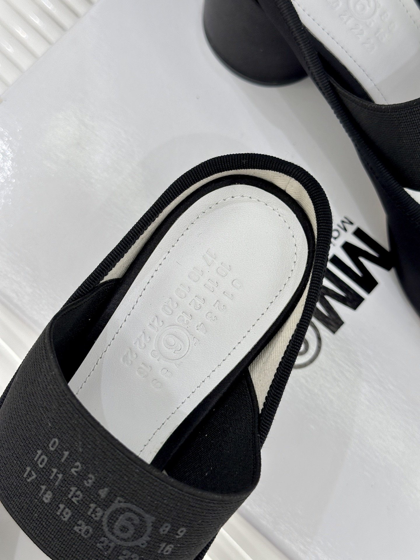 MaisonMargiela｜MM6马吉拉经典Jennie同款弹力带粗跟芭蕾舞半拖这款芭蕾风半拖自带轻奢
