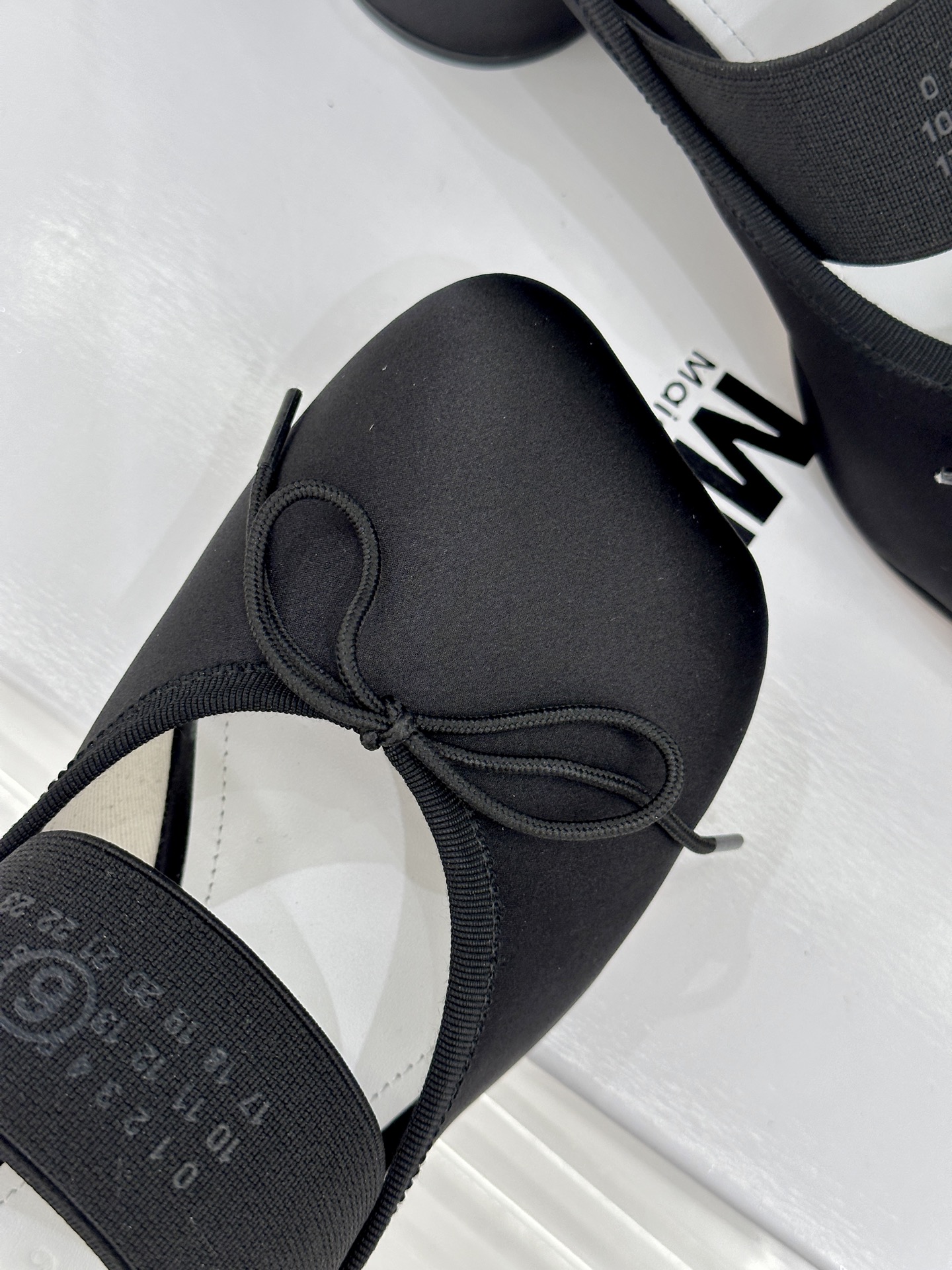 MaisonMargiela｜MM6马吉拉经典Jennie同款弹力带粗跟芭蕾舞半拖这款芭蕾风半拖自带轻奢