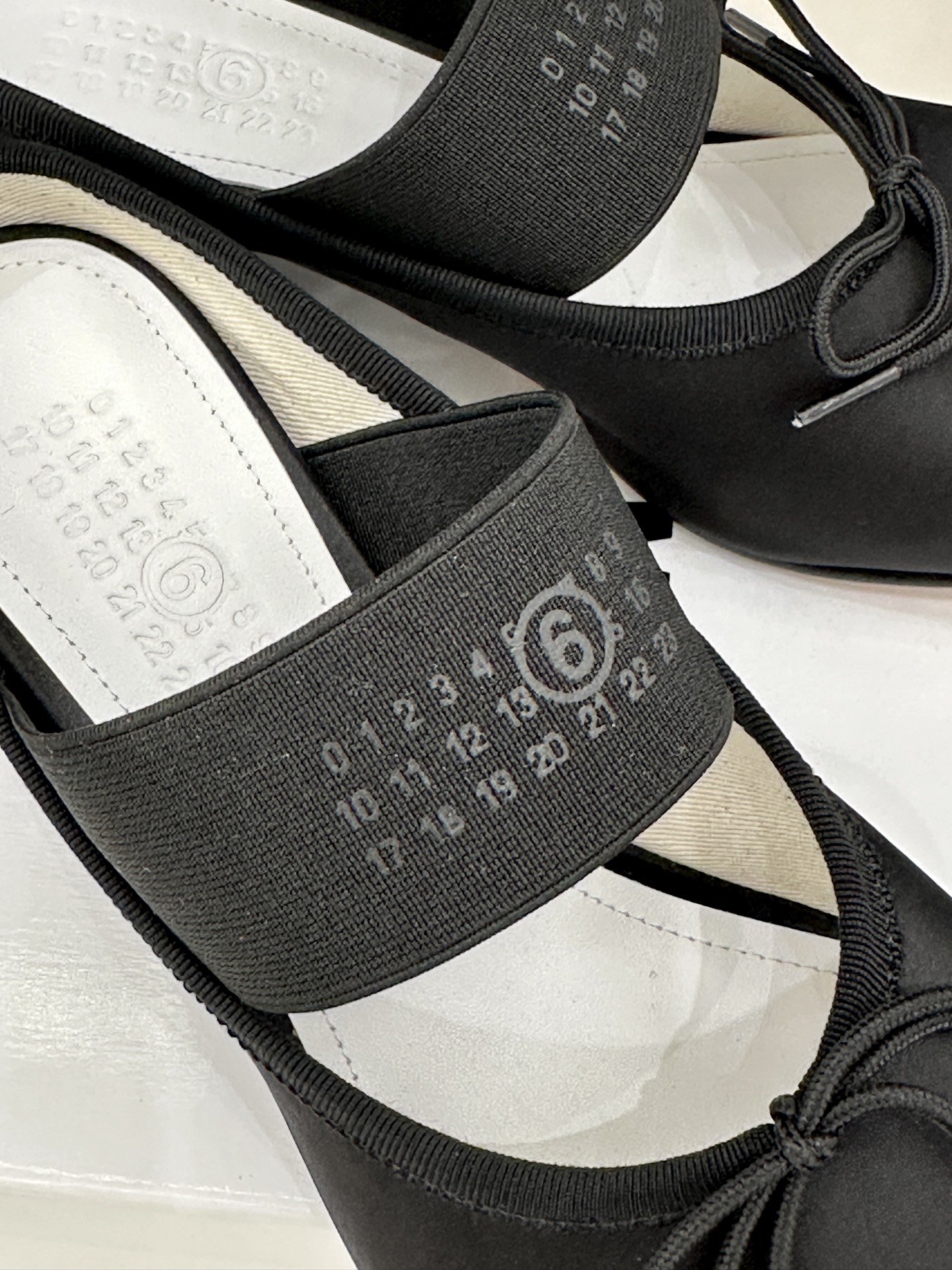 MaisonMargiela｜MM6马吉拉经典Jennie同款弹力带粗跟芭蕾舞半拖这款芭蕾风半拖自带轻奢