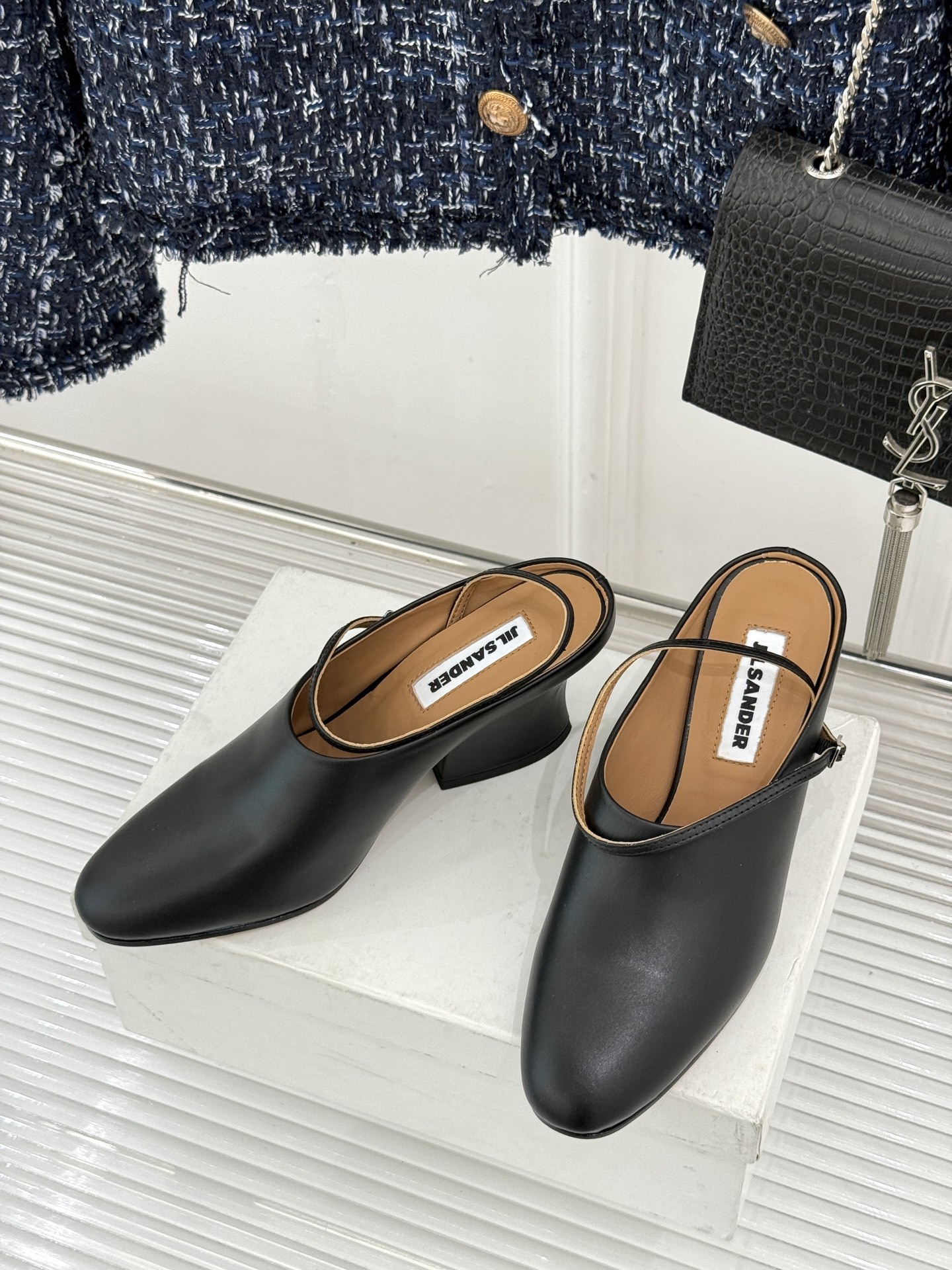 Jil Sander/吉尔桑达极26WF新品极简尖头坡跟凉鞋以“少即是多”重构高级日常。利落尖头延展腿部