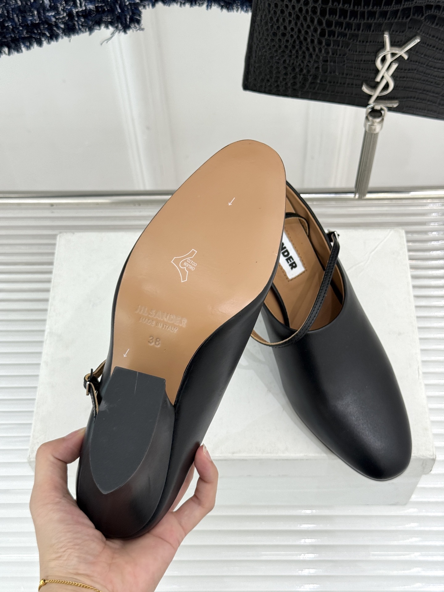 Jil Sander/吉尔桑达极26WF新品极简尖头坡跟凉鞋以“少即是多”重构高级日常。利落尖头延展腿部