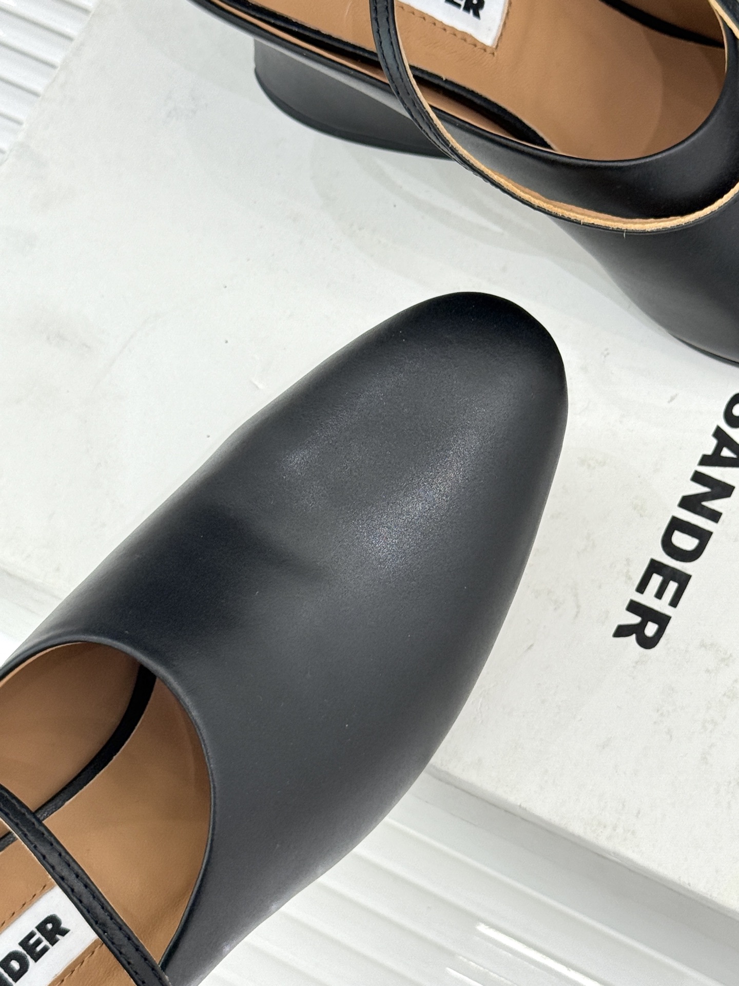 Jil Sander/吉尔桑达极26WF新品极简尖头坡跟凉鞋以“少即是多”重构高级日常。利落尖头延展腿部