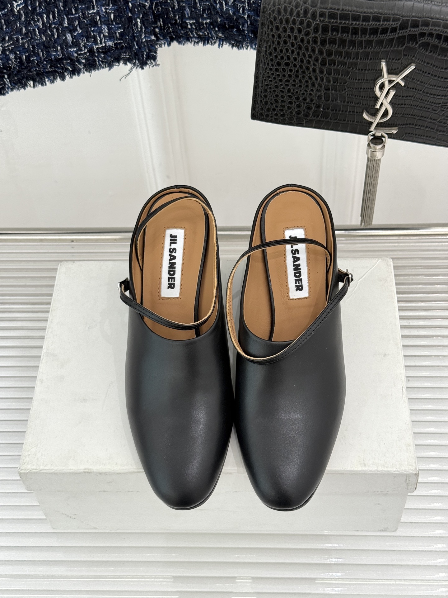 Jil Sander/吉尔桑达极26WF新品极简尖头坡跟凉鞋以“少即是多”重构高级日常。利落尖头延展腿部