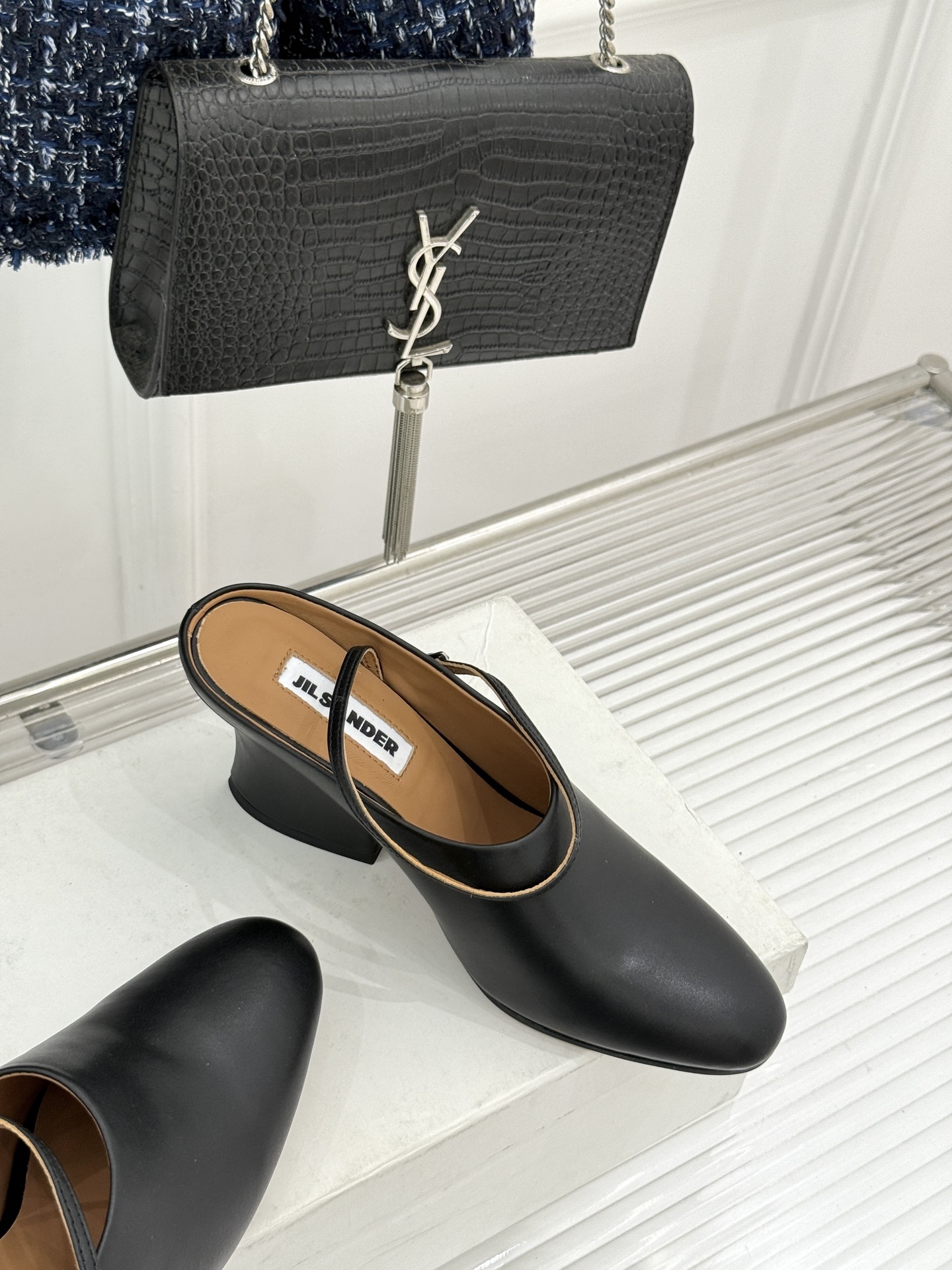 Jil Sander/吉尔桑达极26WF新品极简尖头坡跟凉鞋以“少即是多”重构高级日常。利落尖头延展腿部