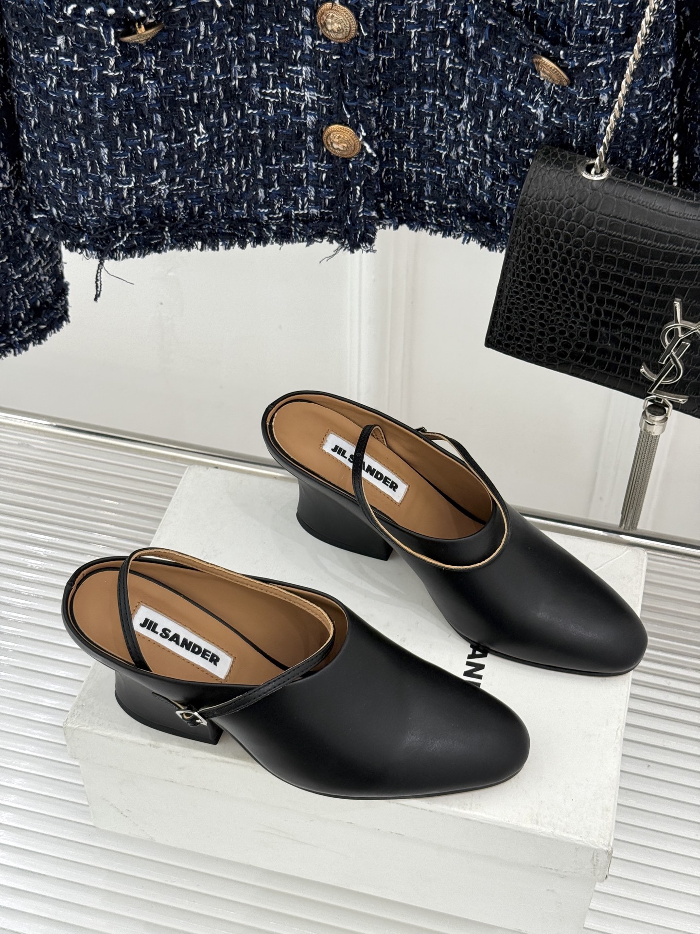 Jil Sander/吉尔桑达极26WF新品极简尖头坡跟凉鞋以“少即是多”重构高级日常。利落尖头延展腿部