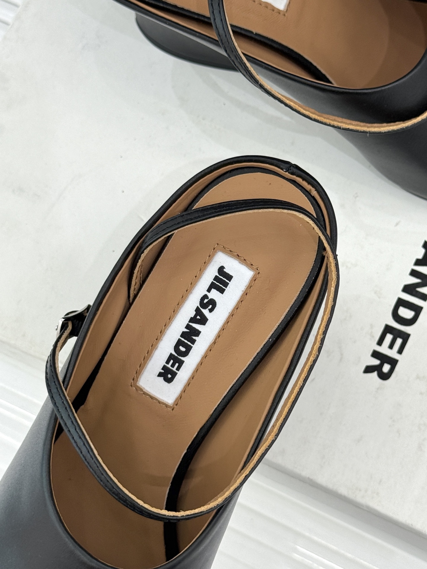 Jil Sander/吉尔桑达极26WF新品极简尖头坡跟凉鞋以“少即是多”重构高级日常。利落尖头延展腿部