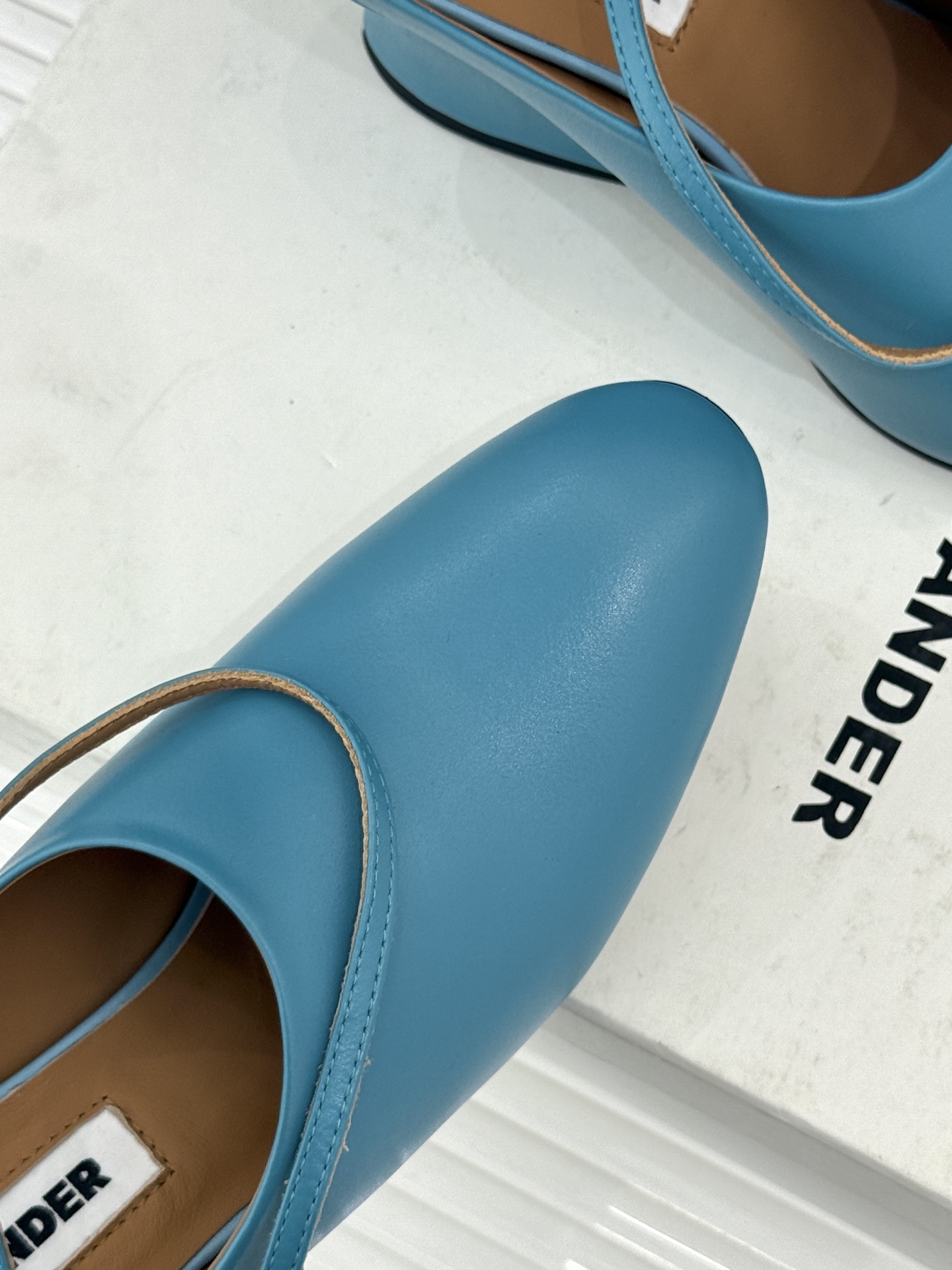 Jil Sander/吉尔桑达极26WF新品极简尖头坡跟凉鞋以“少即是多”重构高级日常。利落尖头延展腿部