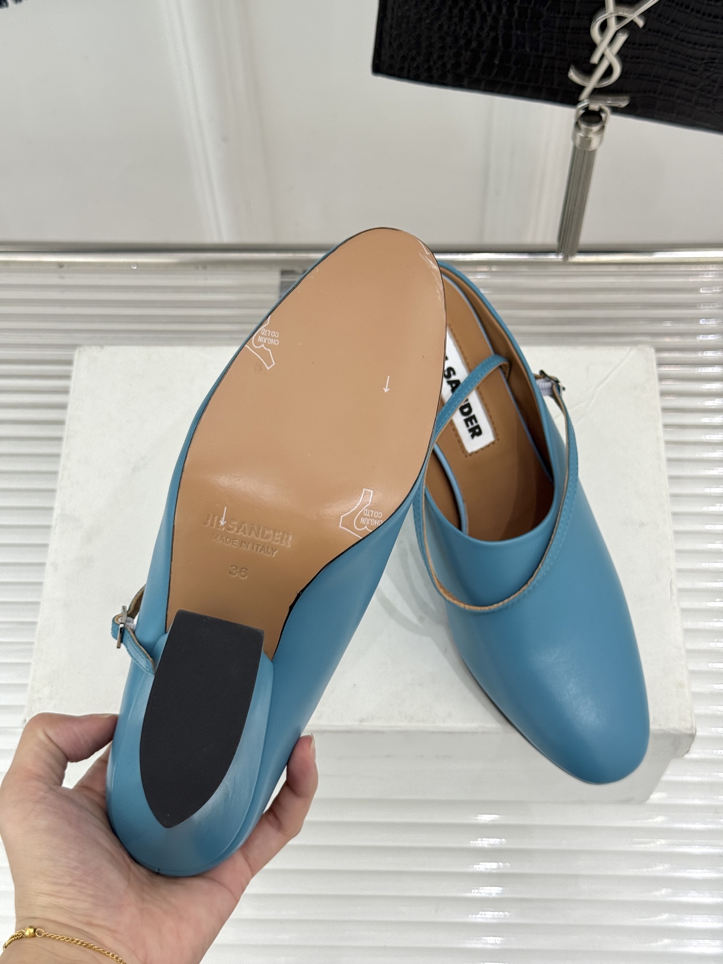 Jil Sander/吉尔桑达极26WF新品极简尖头坡跟凉鞋以“少即是多”重构高级日常。利落尖头延展腿部