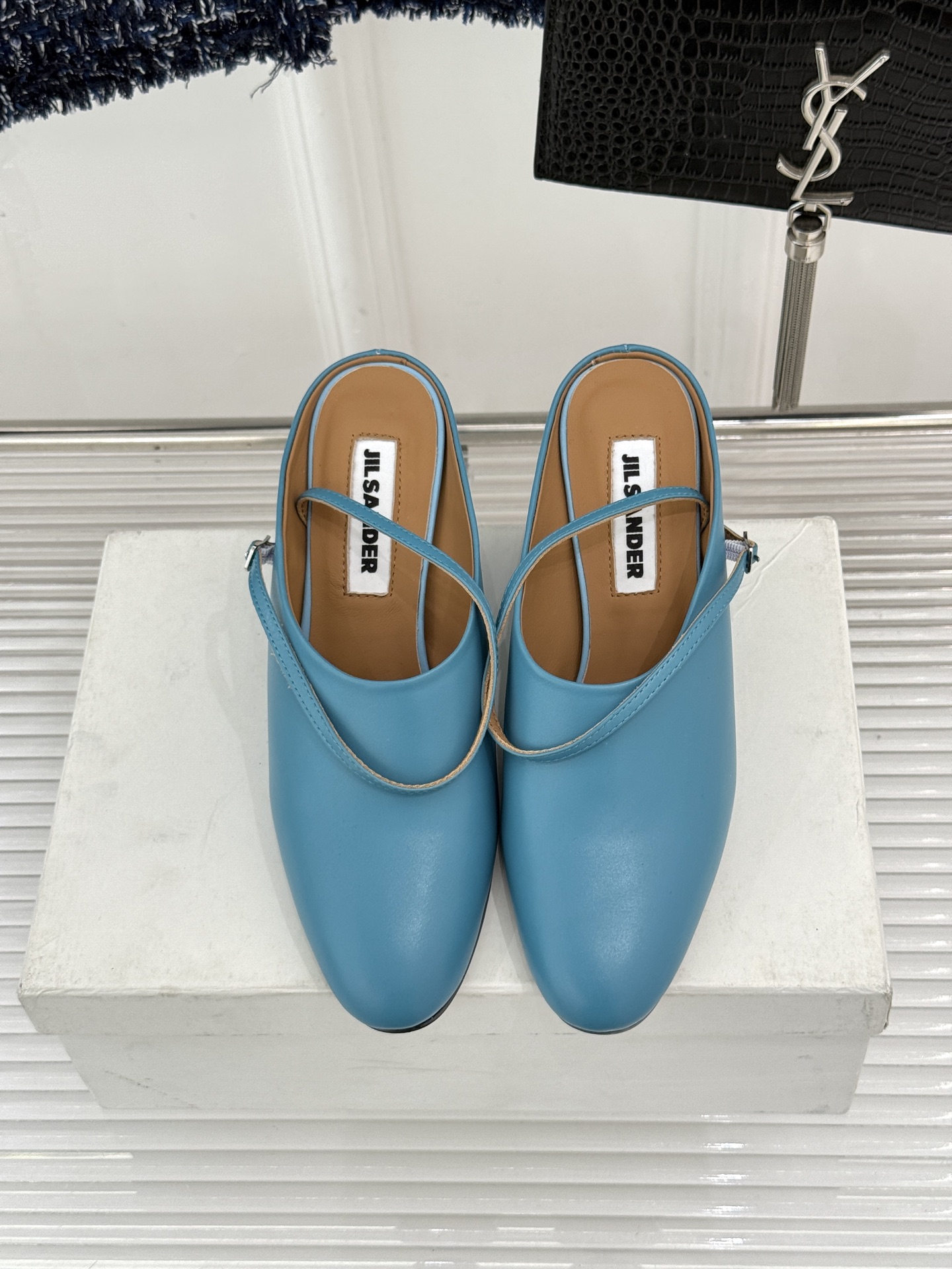 Jil Sander/吉尔桑达极26WF新品极简尖头坡跟凉鞋以“少即是多”重构高级日常。利落尖头延展腿部