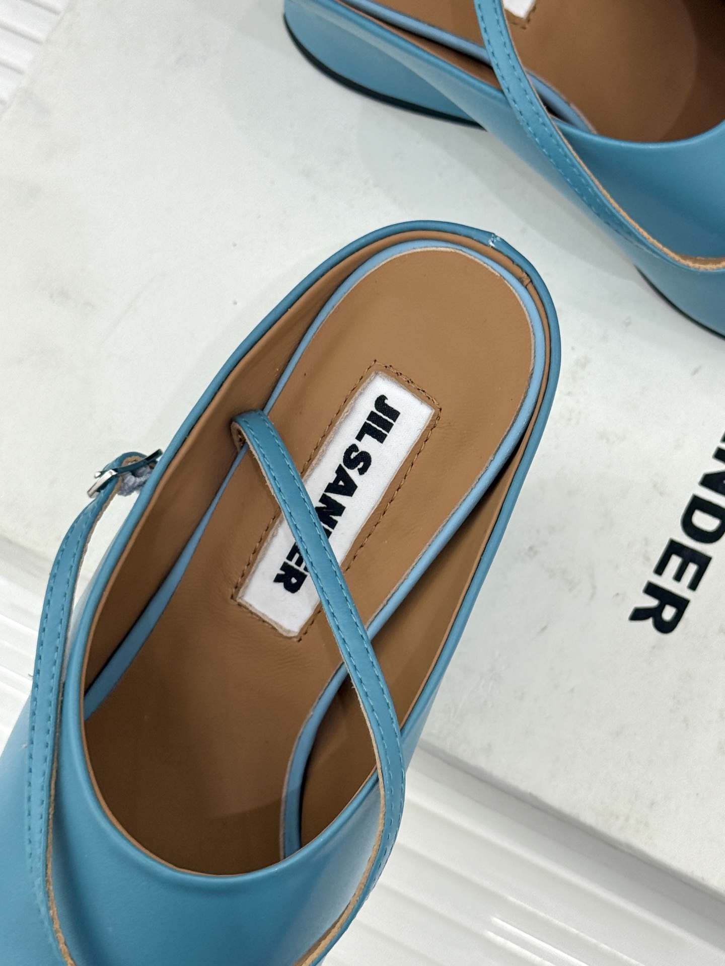 Jil Sander/吉尔桑达极26WF新品极简尖头坡跟凉鞋以“少即是多”重构高级日常。利落尖头延展腿部