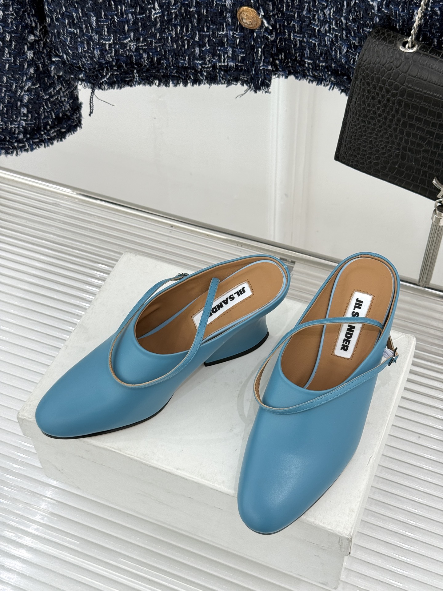 Jil Sander/吉尔桑达极26WF新品极简尖头坡跟凉鞋以“少即是多”重构高级日常。利落尖头延展腿部