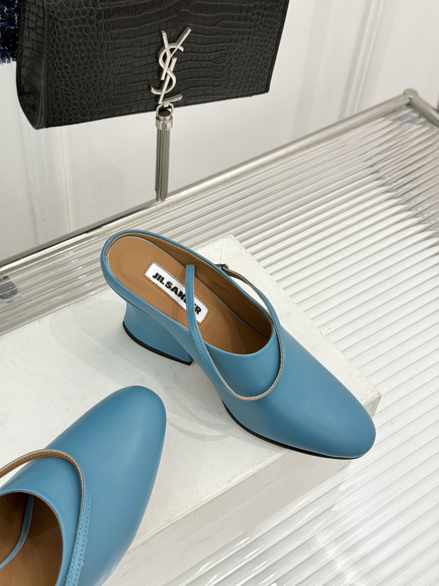 Jil Sander/吉尔桑达极26WF新品极简尖头坡跟凉鞋以“少即是多”重构高级日常。利落尖头延展腿部