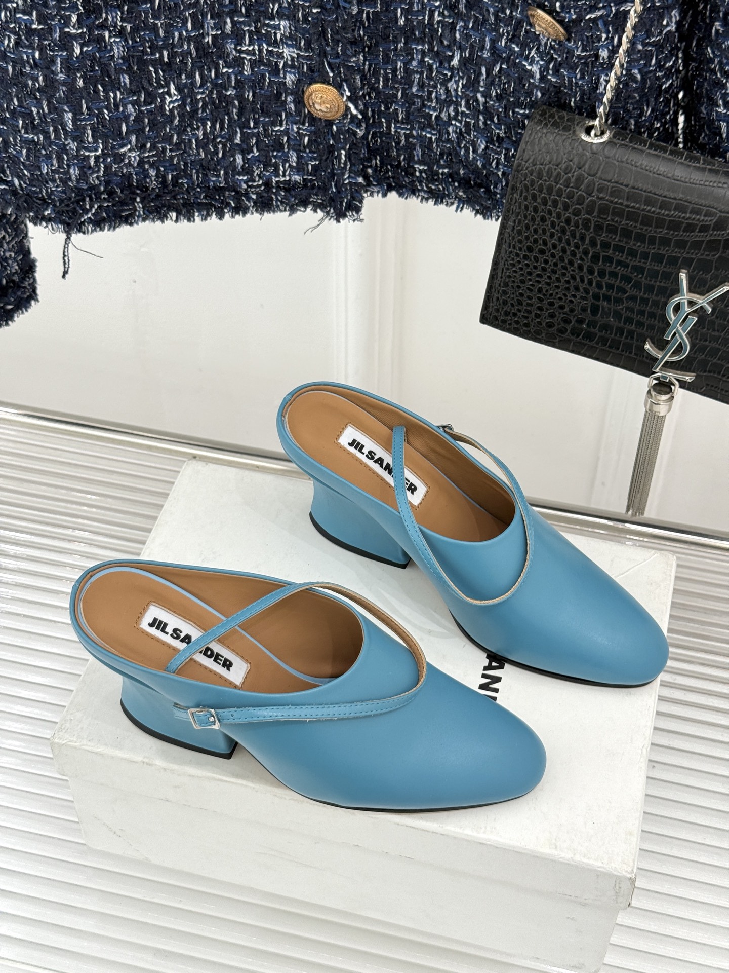 Jil Sander/吉尔桑达极26WF新品极简尖头坡跟凉鞋以“少即是多”重构高级日常。利落尖头延展腿部