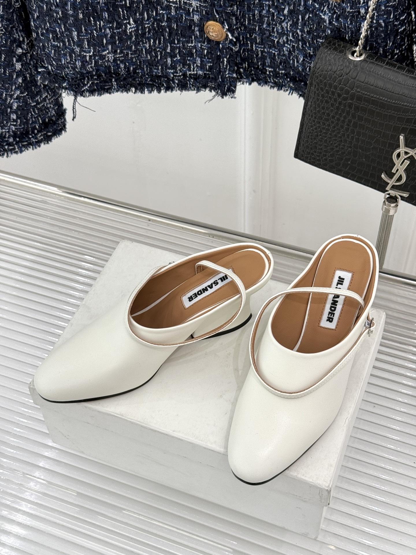 Jil Sander/吉尔桑达极26WF新品极简尖头坡跟凉鞋以“少即是多”重构高级日常。利落尖头延展腿部