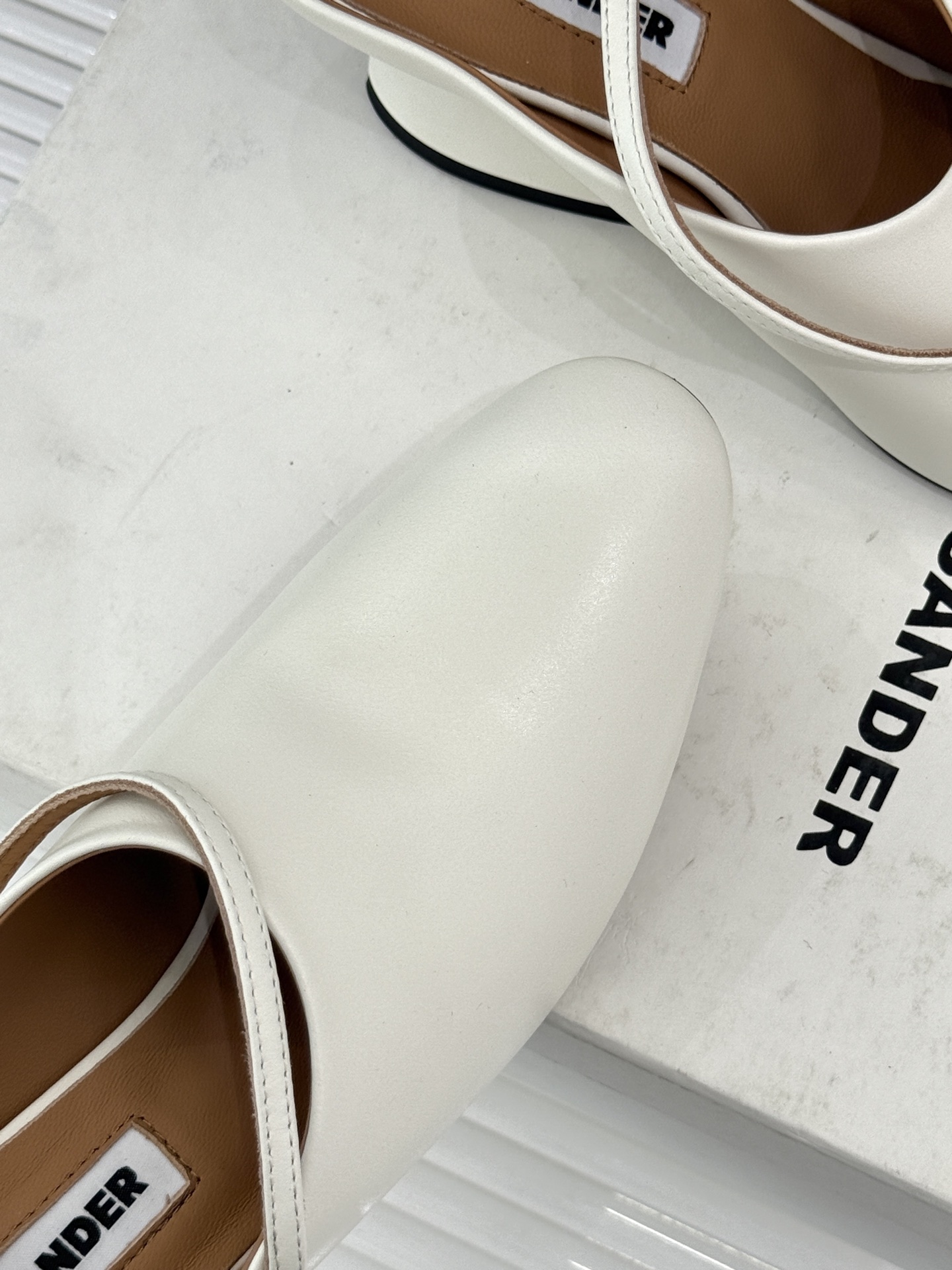 Jil Sander/吉尔桑达极26WF新品极简尖头坡跟凉鞋以“少即是多”重构高级日常。利落尖头延展腿部
