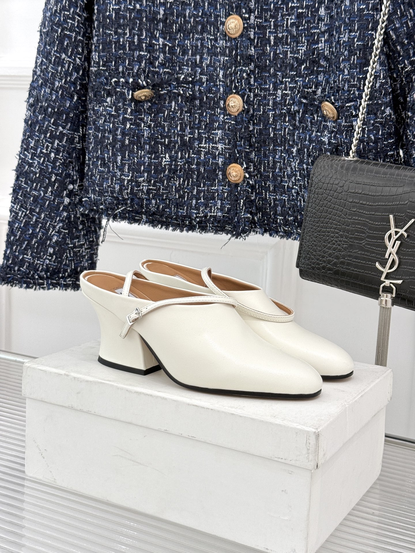 Jil Sander/吉尔桑达极26WF新品极简尖头坡跟凉鞋以“少即是多”重构高级日常。利落尖头延展腿部