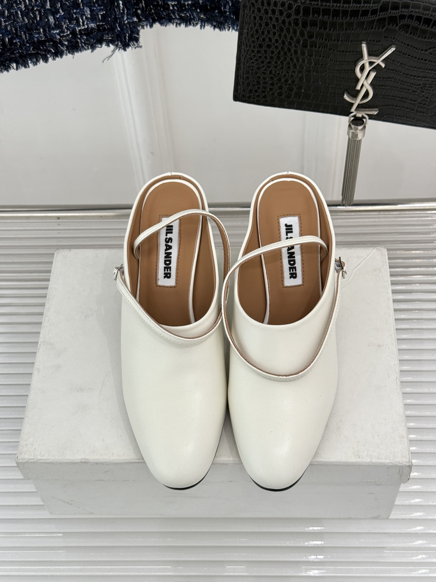 Jil Sander/吉尔桑达极26WF新品极简尖头坡跟凉鞋以“少即是多”重构高级日常。利落尖头延展腿部
