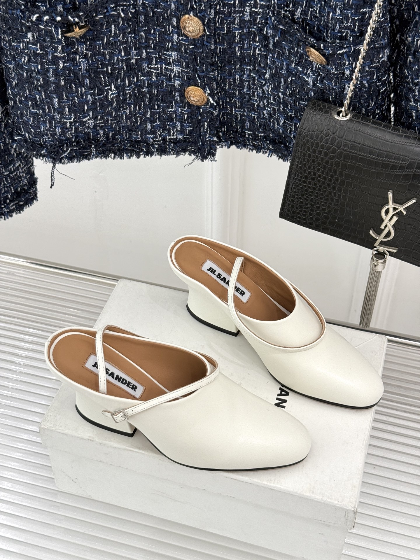 Jil Sander/吉尔桑达极26WF新品极简尖头坡跟凉鞋以“少即是多”重构高级日常。利落尖头延展腿部