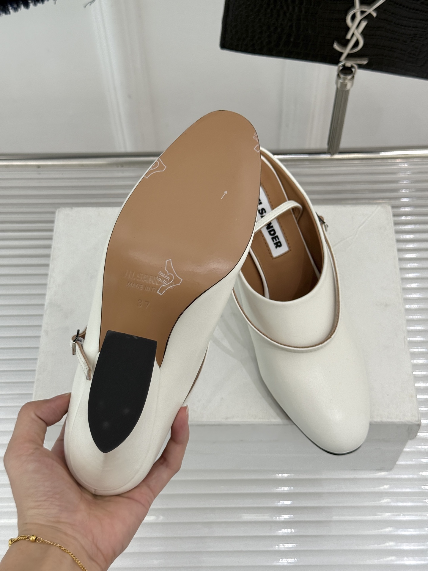 Jil Sander/吉尔桑达极26WF新品极简尖头坡跟凉鞋以“少即是多”重构高级日常。利落尖头延展腿部