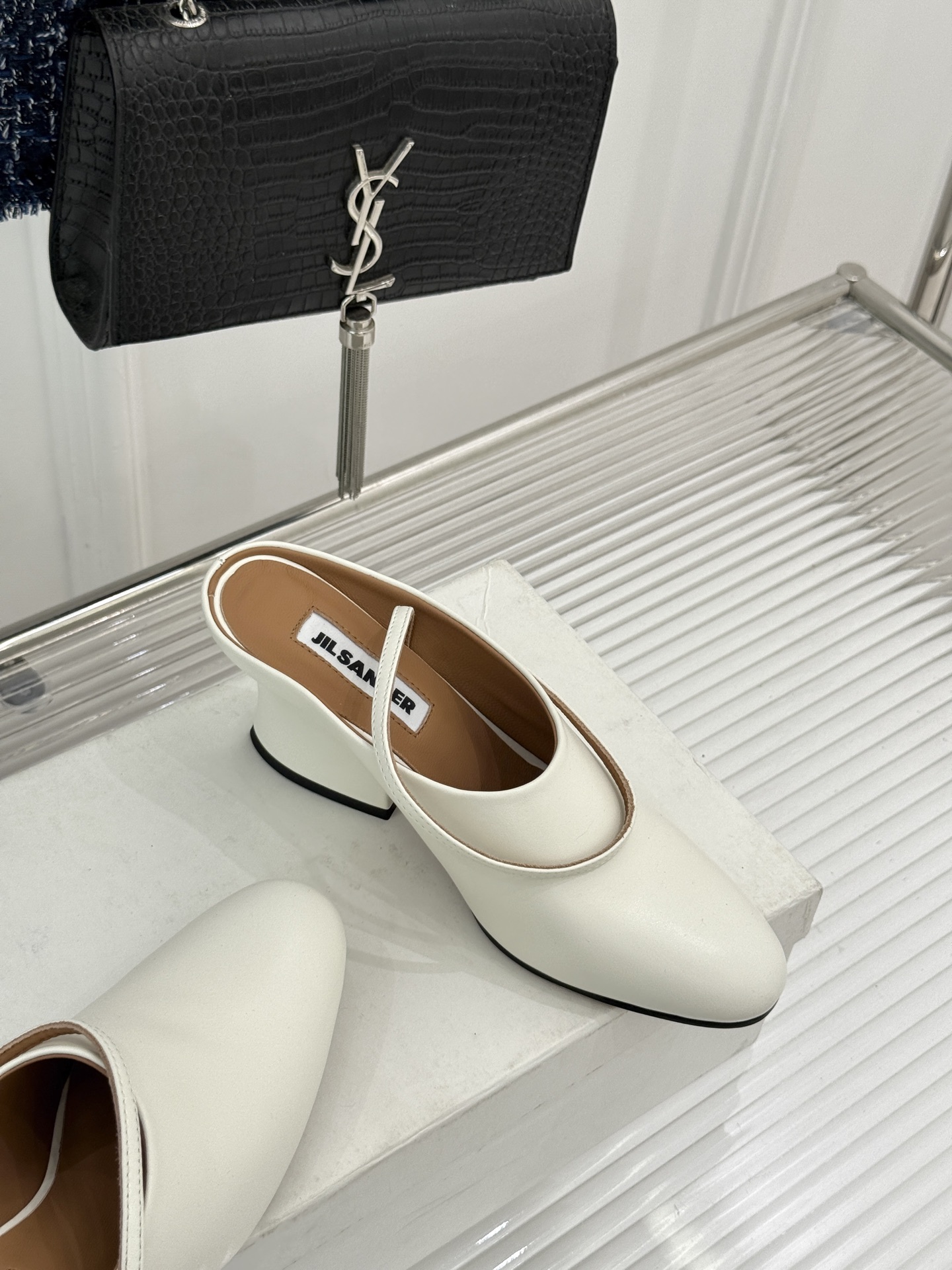 Jil Sander/吉尔桑达极26WF新品极简尖头坡跟凉鞋以“少即是多”重构高级日常。利落尖头延展腿部