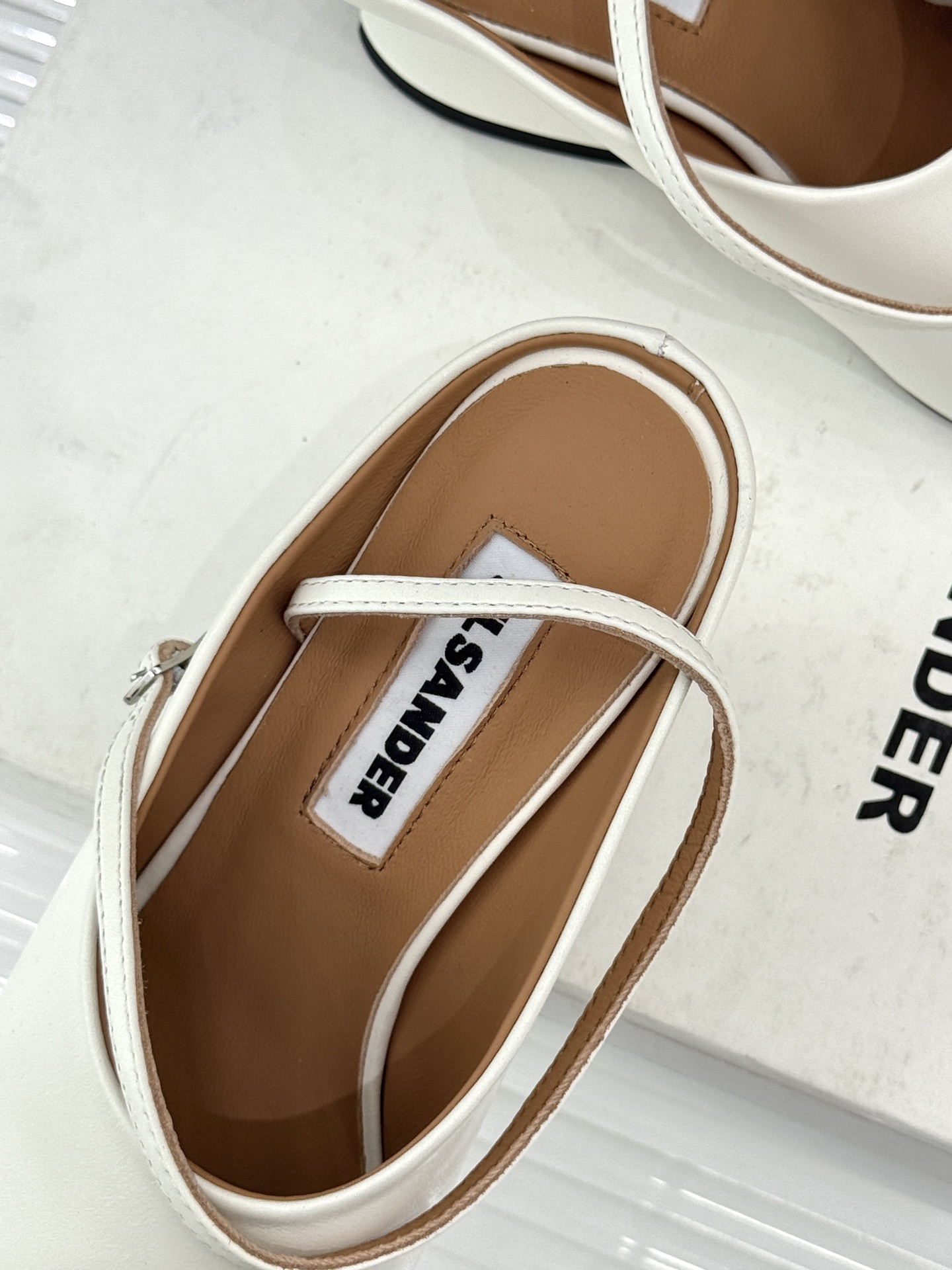Jil Sander/吉尔桑达极26WF新品极简尖头坡跟凉鞋以“少即是多”重构高级日常。利落尖头延展腿部