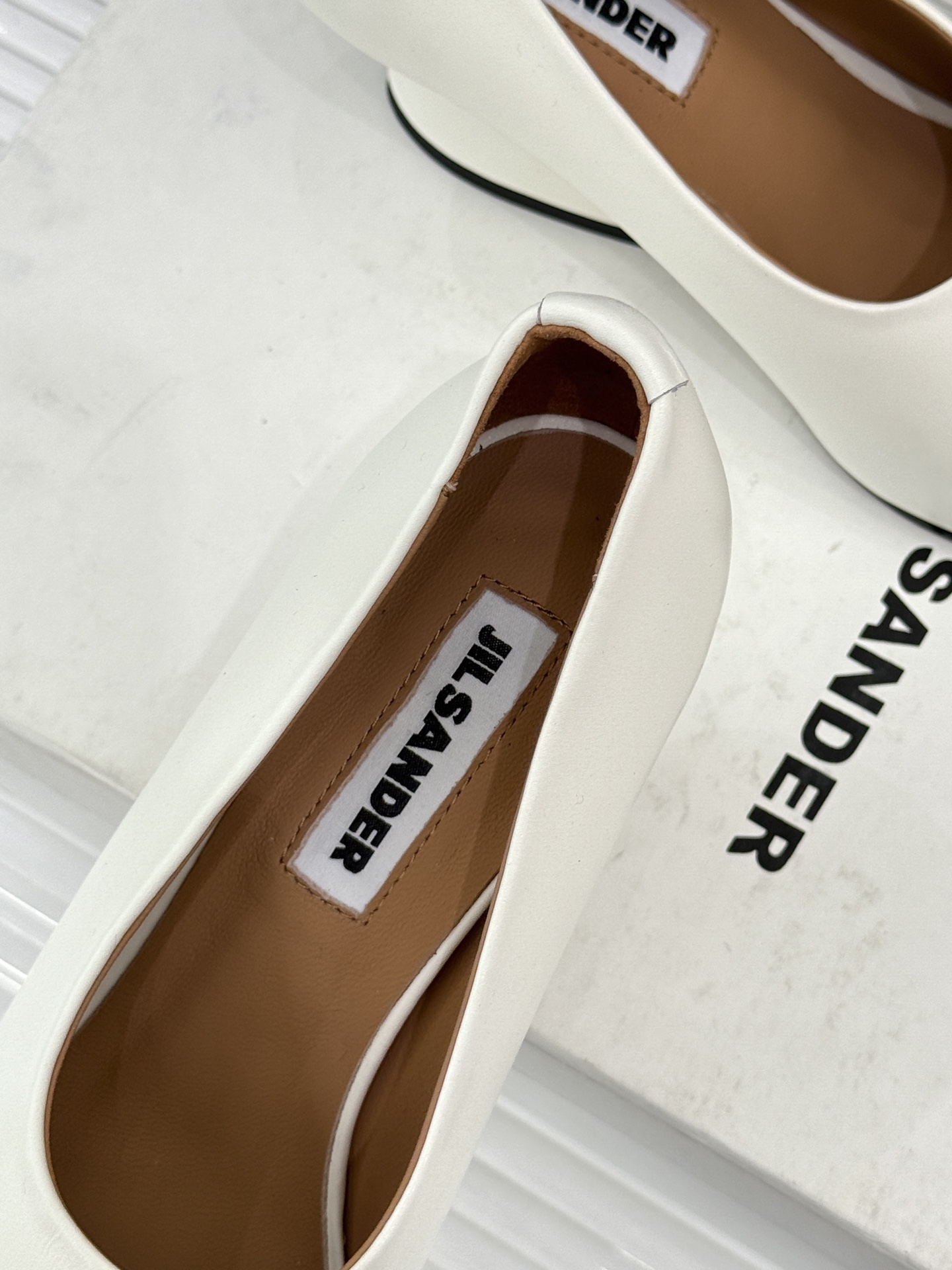Jil Sander/吉尔桑达极26WF新品极简尖头坡跟凉鞋以“少即是多”重构高级日常。利落尖头延展腿部