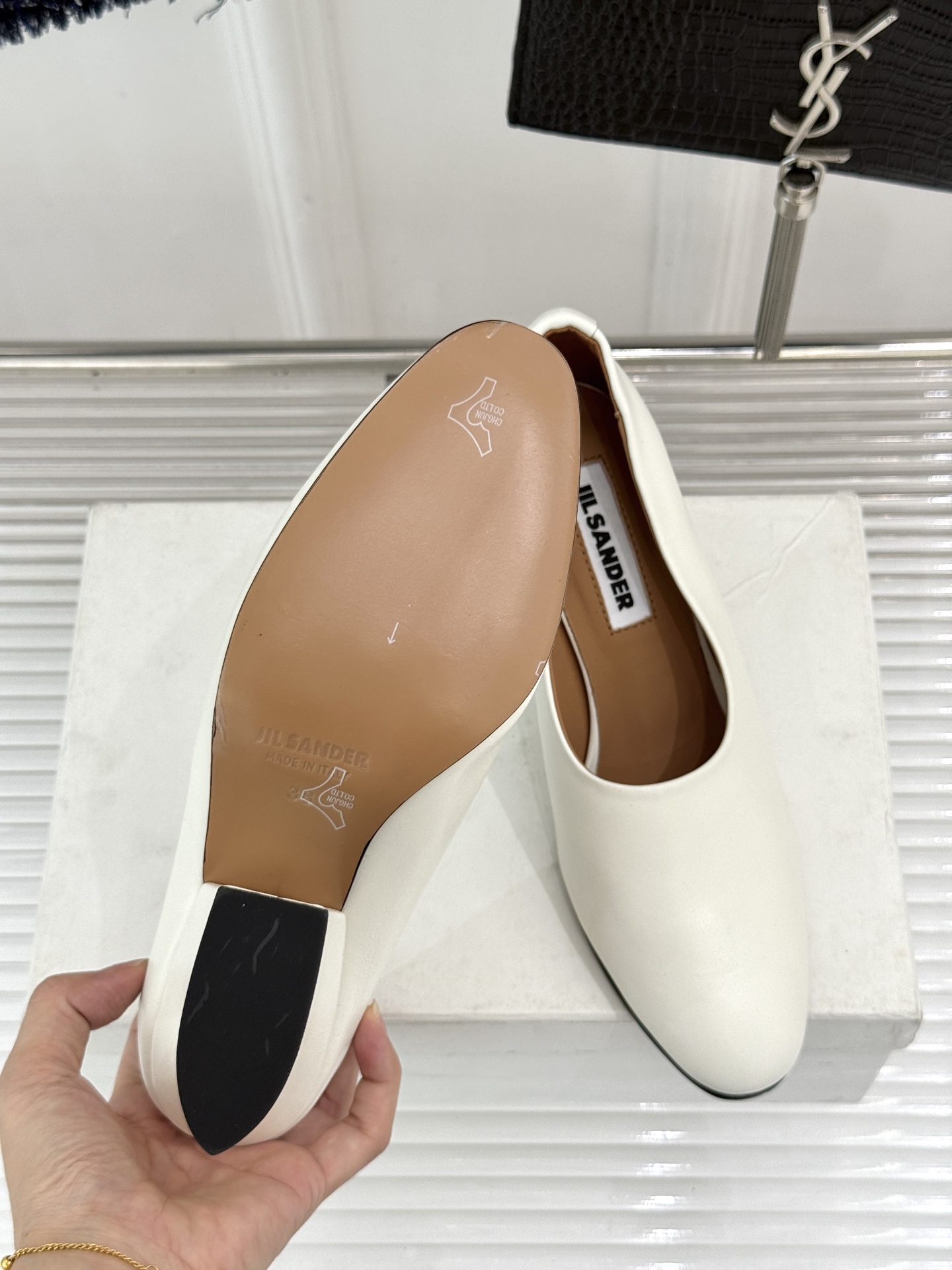 Jil Sander/吉尔桑达极26WF新品极简尖头坡跟凉鞋以“少即是多”重构高级日常。利落尖头延展腿部
