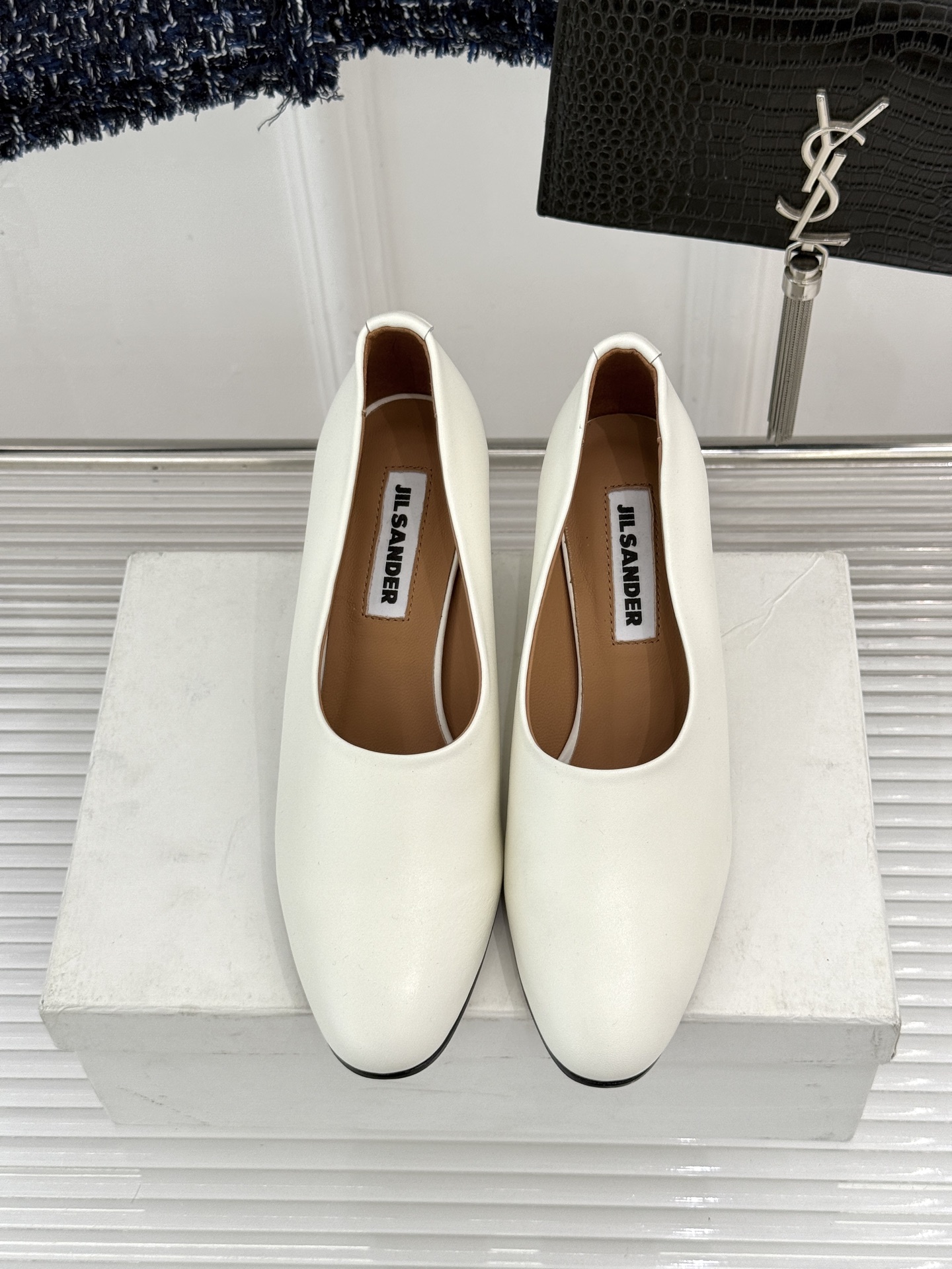 Jil Sander/吉尔桑达极26WF新品极简尖头坡跟凉鞋以“少即是多”重构高级日常。利落尖头延展腿部