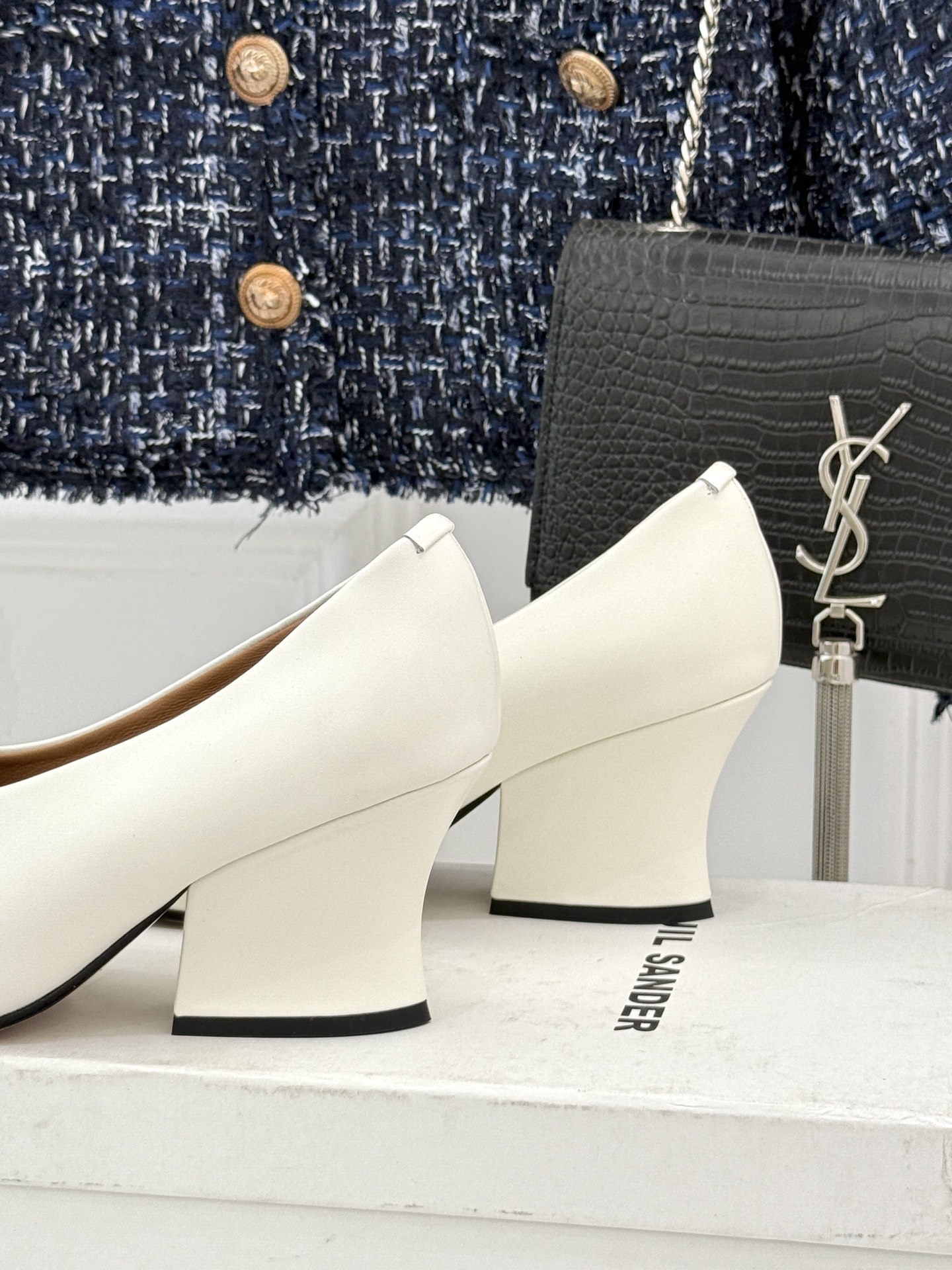 Jil Sander/吉尔桑达极26WF新品极简尖头坡跟凉鞋以“少即是多”重构高级日常。利落尖头延展腿部