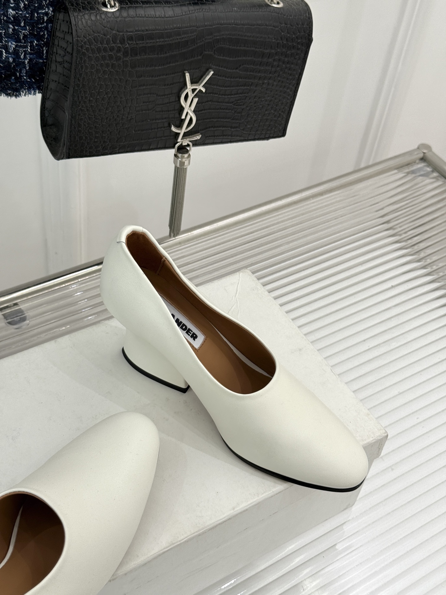 Jil Sander/吉尔桑达极26WF新品极简尖头坡跟凉鞋以“少即是多”重构高级日常。利落尖头延展腿部