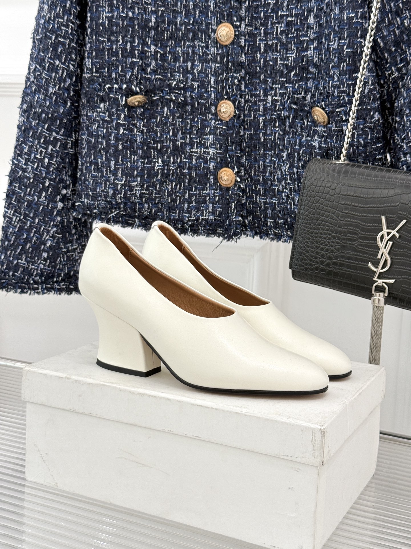 Jil Sander/吉尔桑达极26WF新品极简尖头坡跟凉鞋以“少即是多”重构高级日常。利落尖头延展腿部