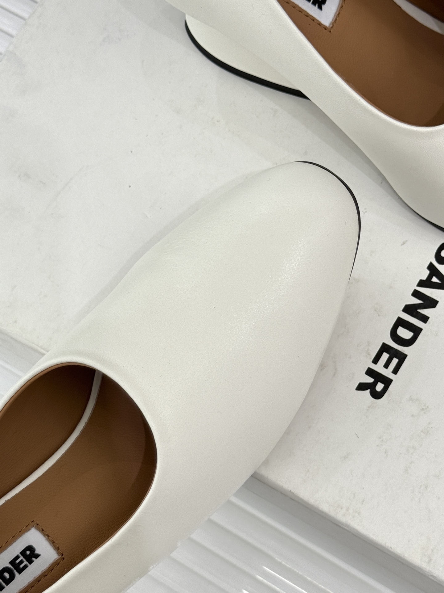 Jil Sander/吉尔桑达极26WF新品极简尖头坡跟凉鞋以“少即是多”重构高级日常。利落尖头延展腿部