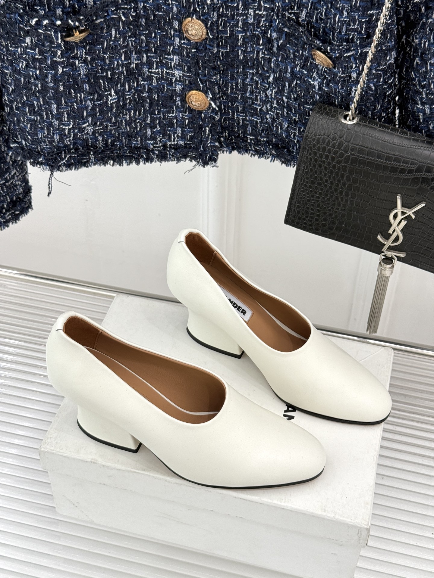 Jil Sander/吉尔桑达极26WF新品极简尖头坡跟凉鞋以“少即是多”重构高级日常。利落尖头延展腿部
