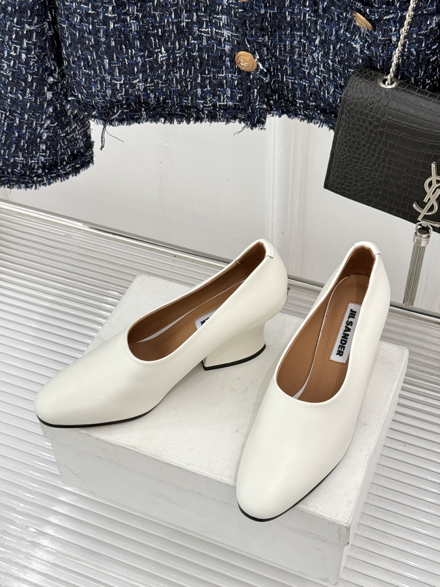 Jil Sander/吉尔桑达极26WF新品极简尖头坡跟凉鞋以“少即是多”重构高级日常。利落尖头延展腿部