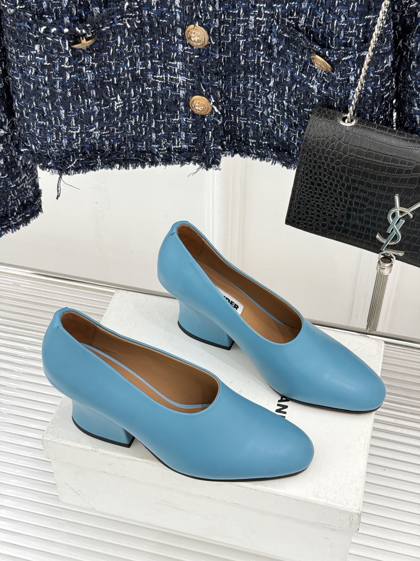 Jil Sander/吉尔桑达极26WF新品极简尖头坡跟凉鞋以“少即是多”重构高级日常。利落尖头延展腿部