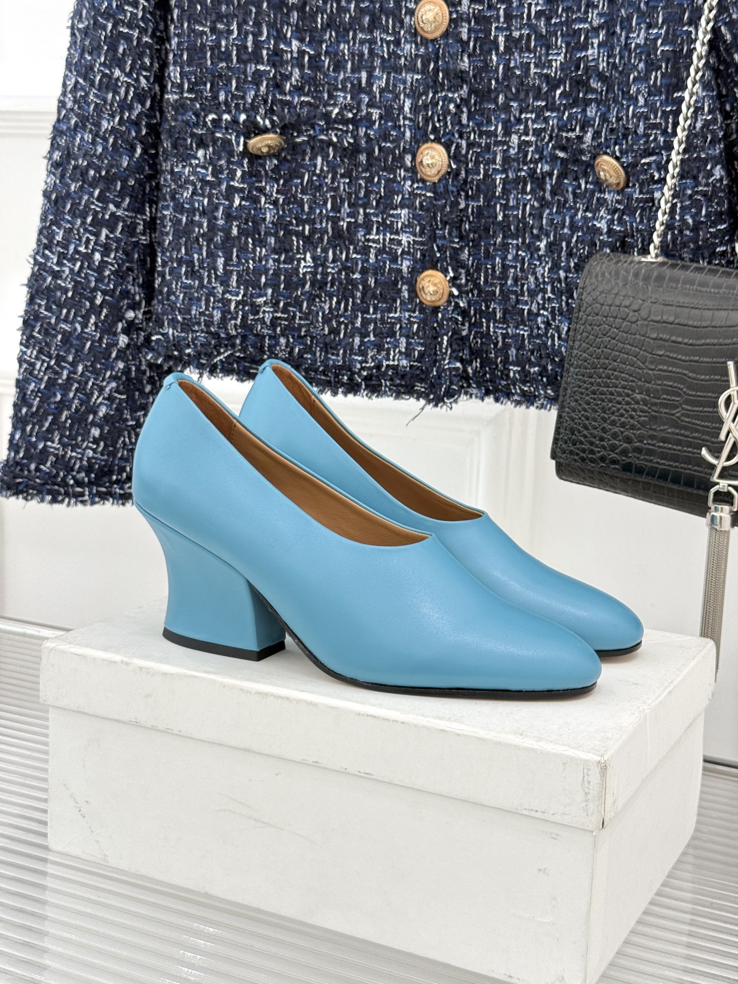 Jil Sander/吉尔桑达极26WF新品极简尖头坡跟凉鞋以“少即是多”重构高级日常。利落尖头延展腿部