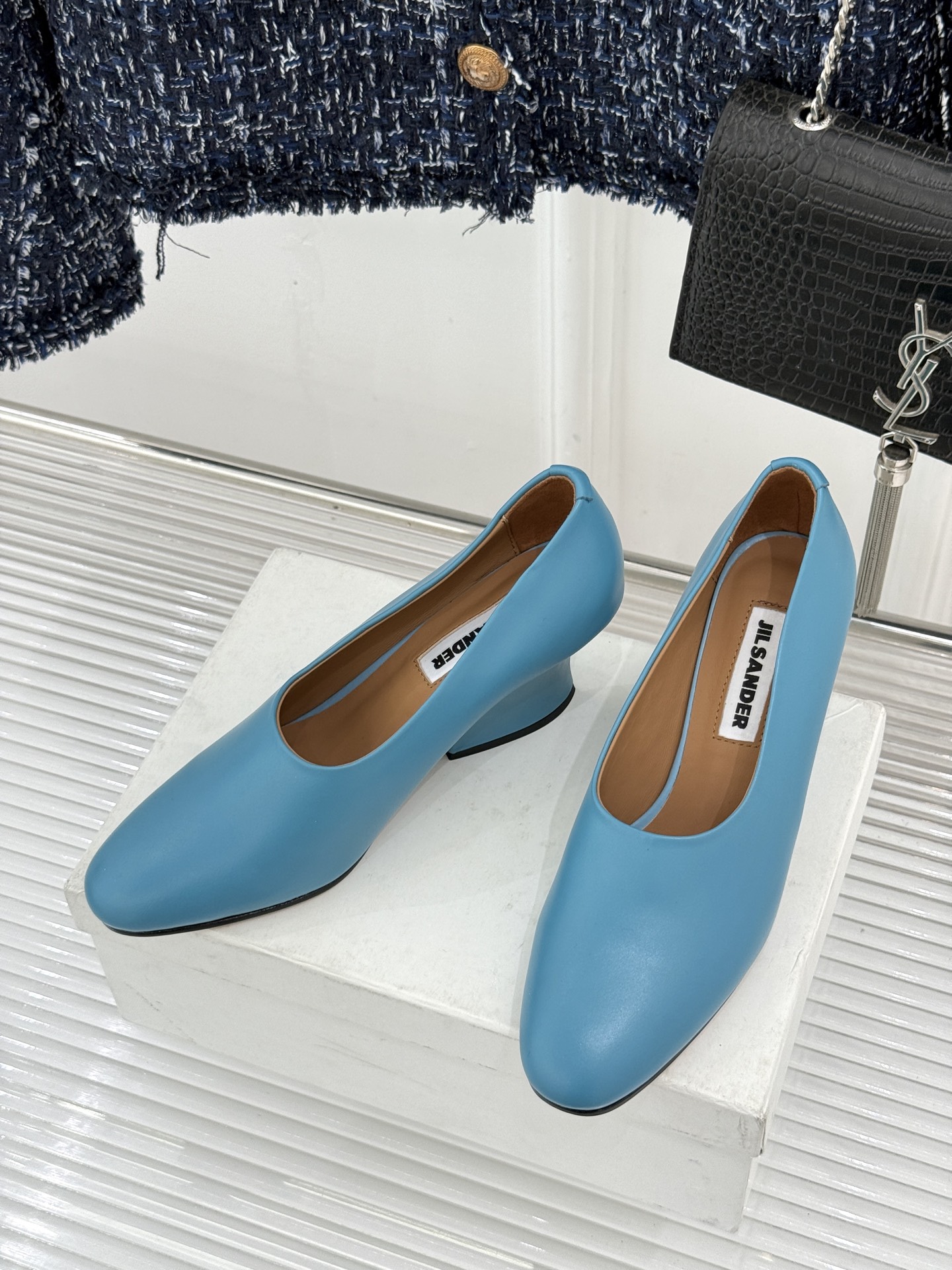 Jil Sander/吉尔桑达极26WF新品极简尖头坡跟凉鞋以“少即是多”重构高级日常。利落尖头延展腿部