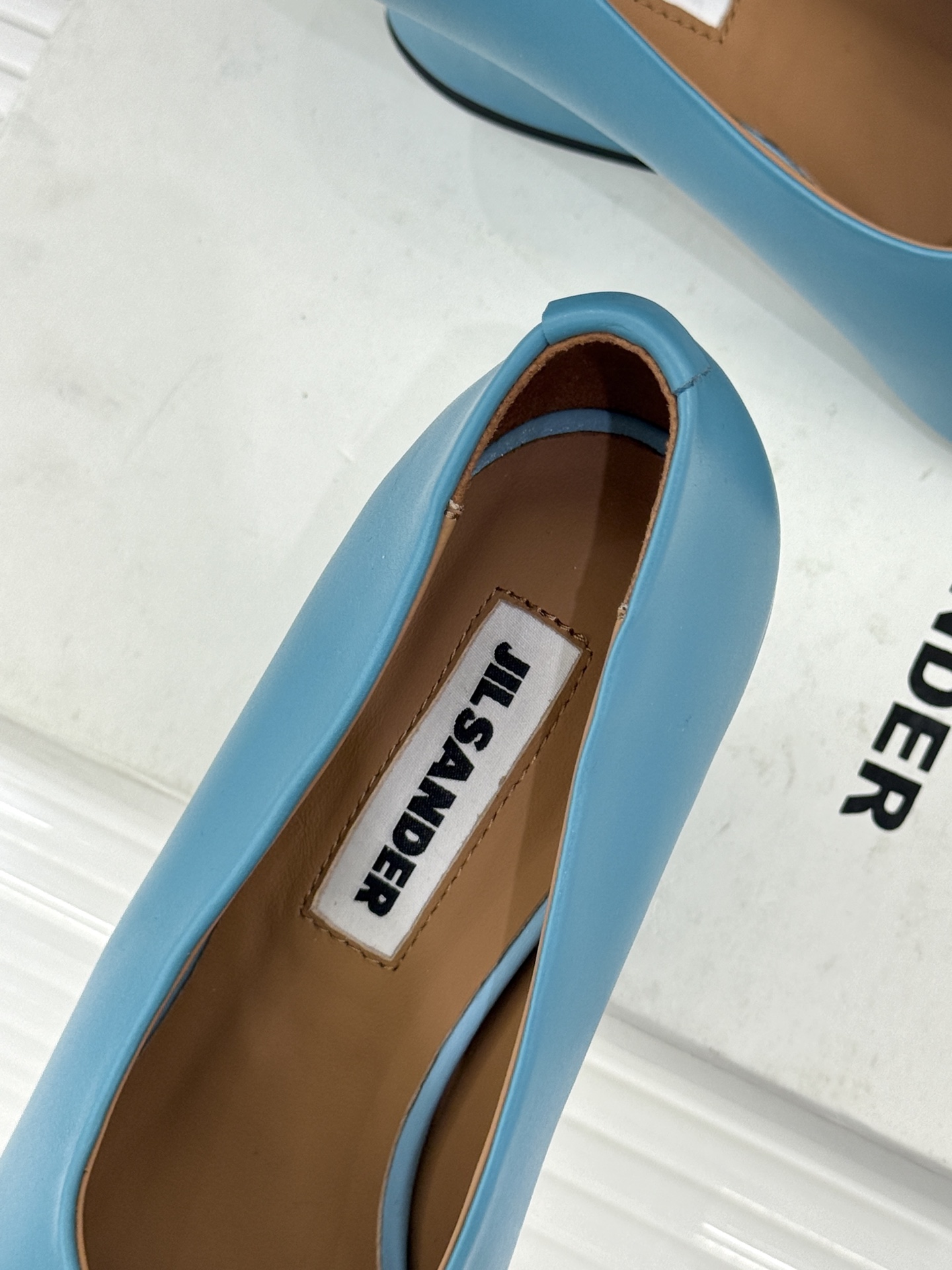 Jil Sander/吉尔桑达极26WF新品极简尖头坡跟凉鞋以“少即是多”重构高级日常。利落尖头延展腿部