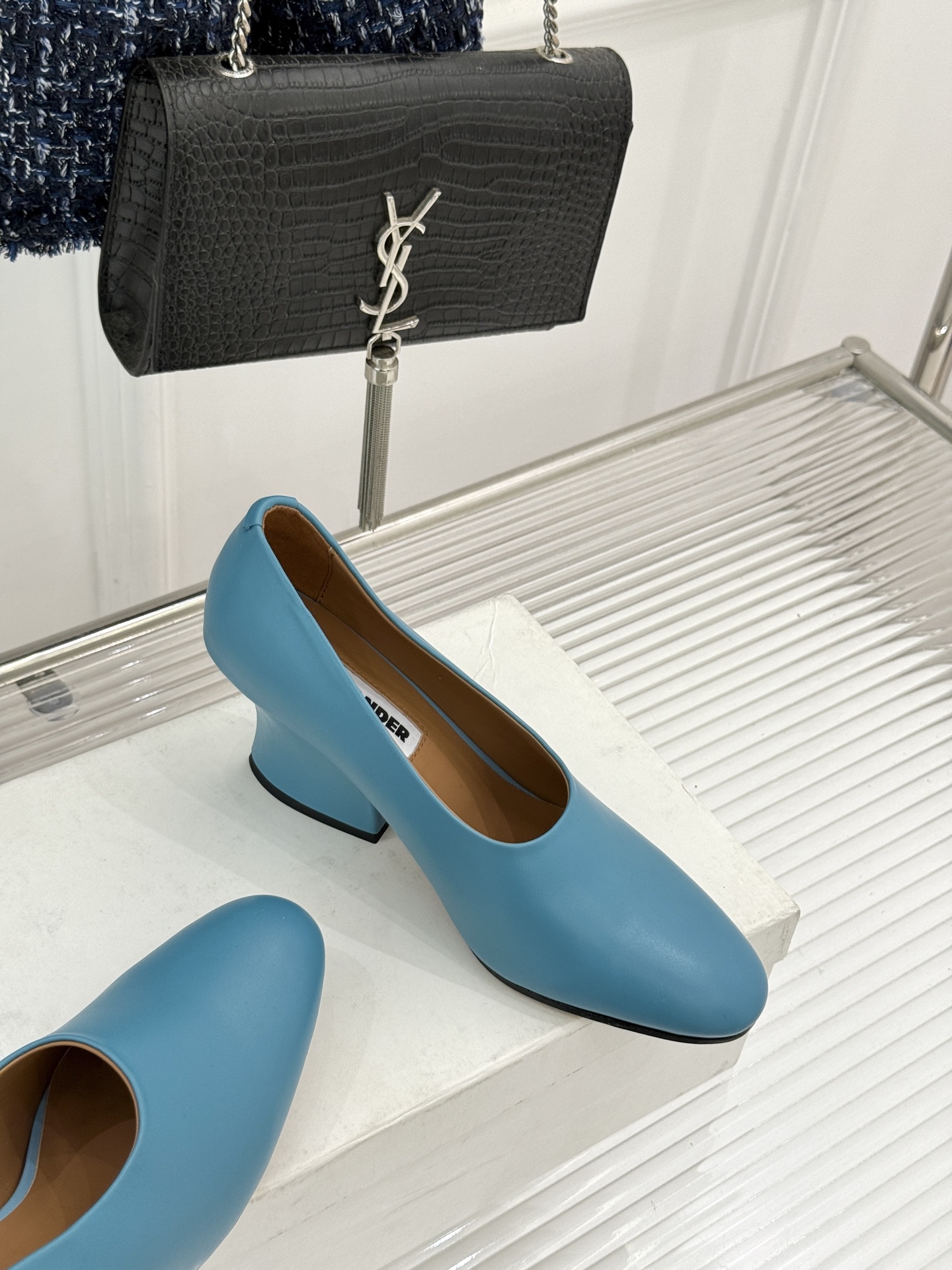 Jil Sander/吉尔桑达极26WF新品极简尖头坡跟凉鞋以“少即是多”重构高级日常。利落尖头延展腿部